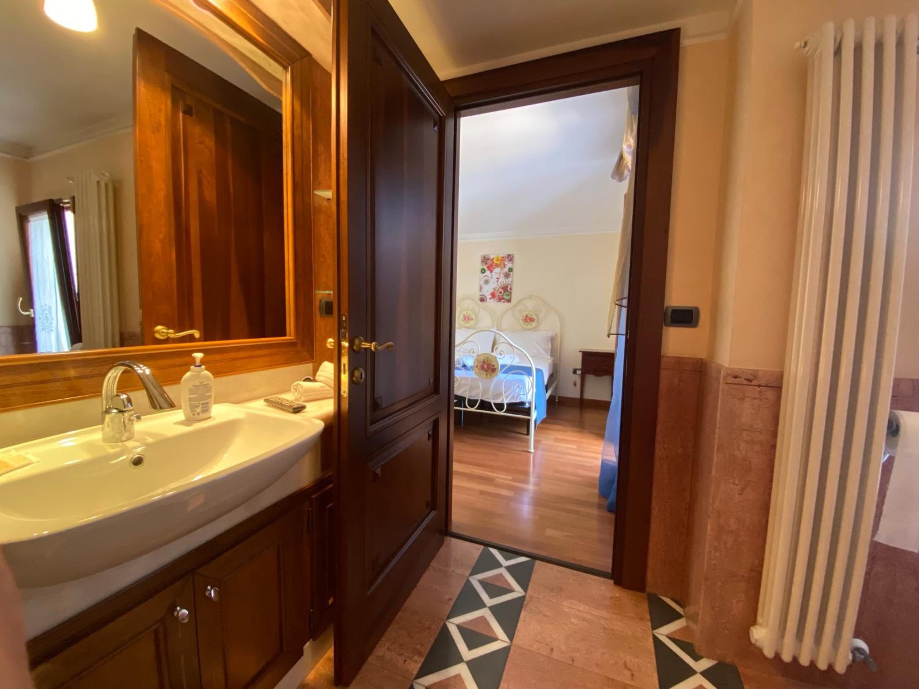 Deluxe King Room photo 2