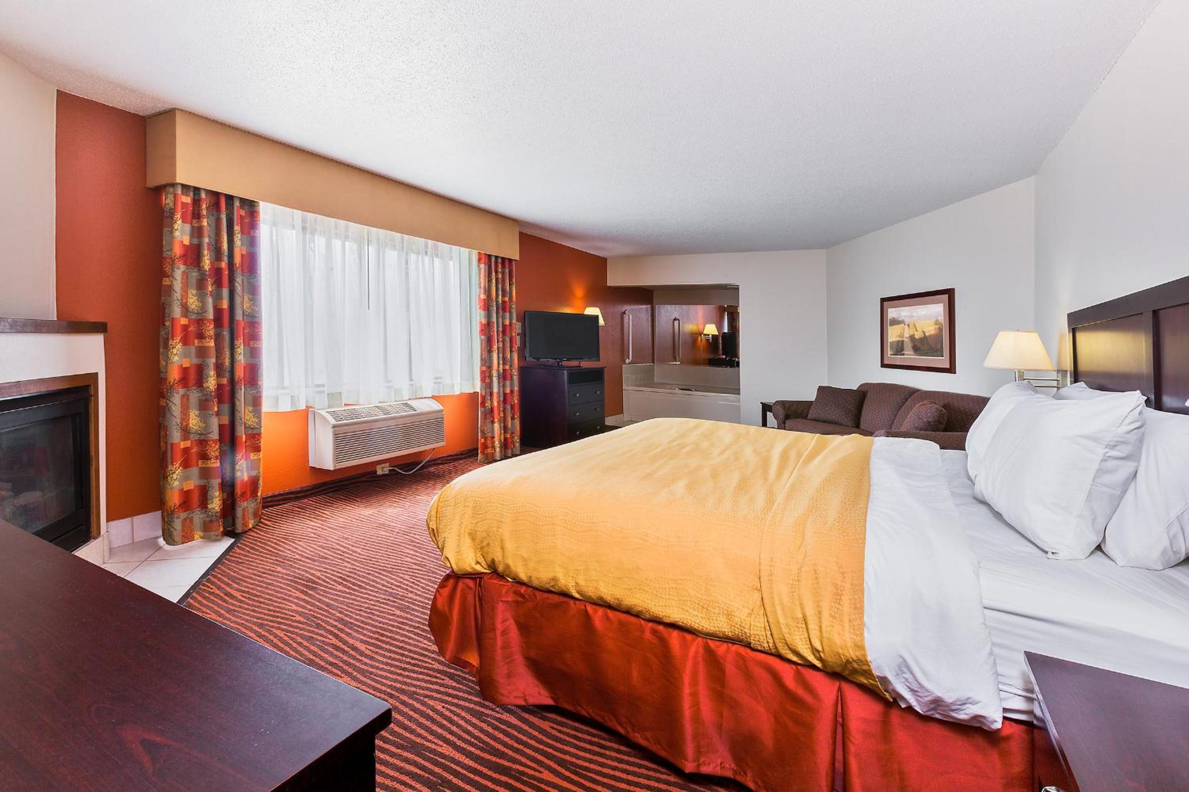 1 King Bed, Honeymoon Studio Suite, Non-Smoking - Photo 5