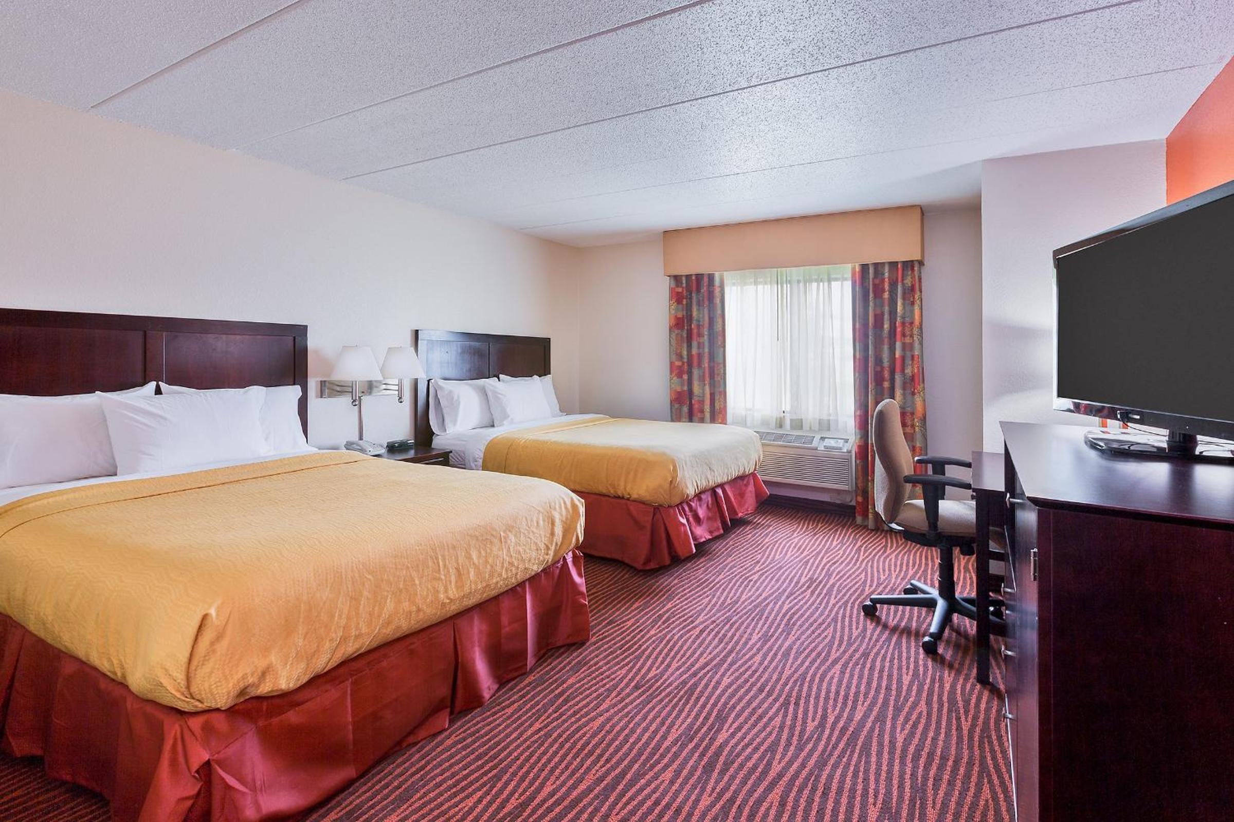 Queen Room with Two Queen Beds - Non-Smoking - Photo 4