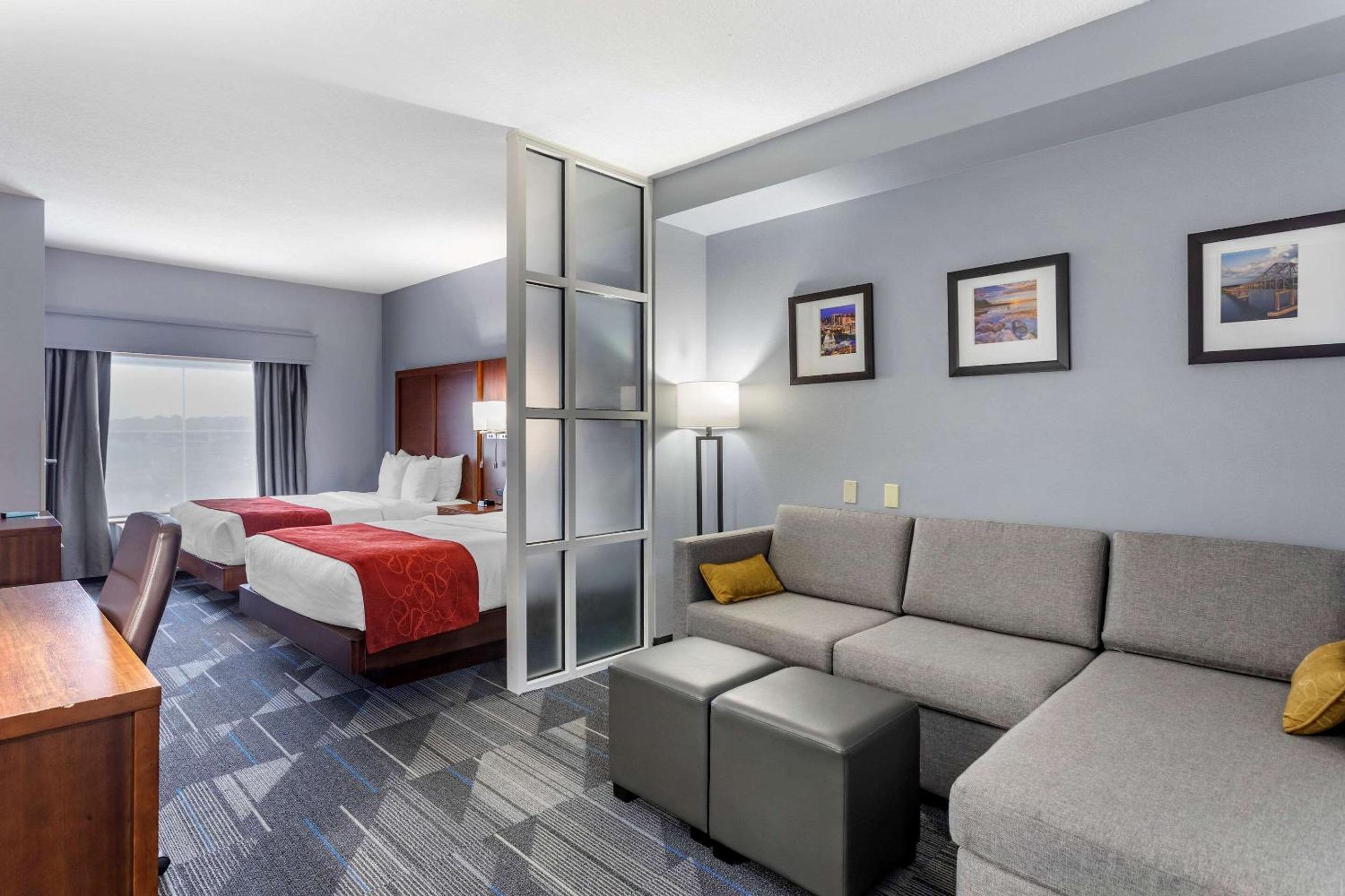 Queen Room with Two Queen Beds - Non-Smoking - Photo 1