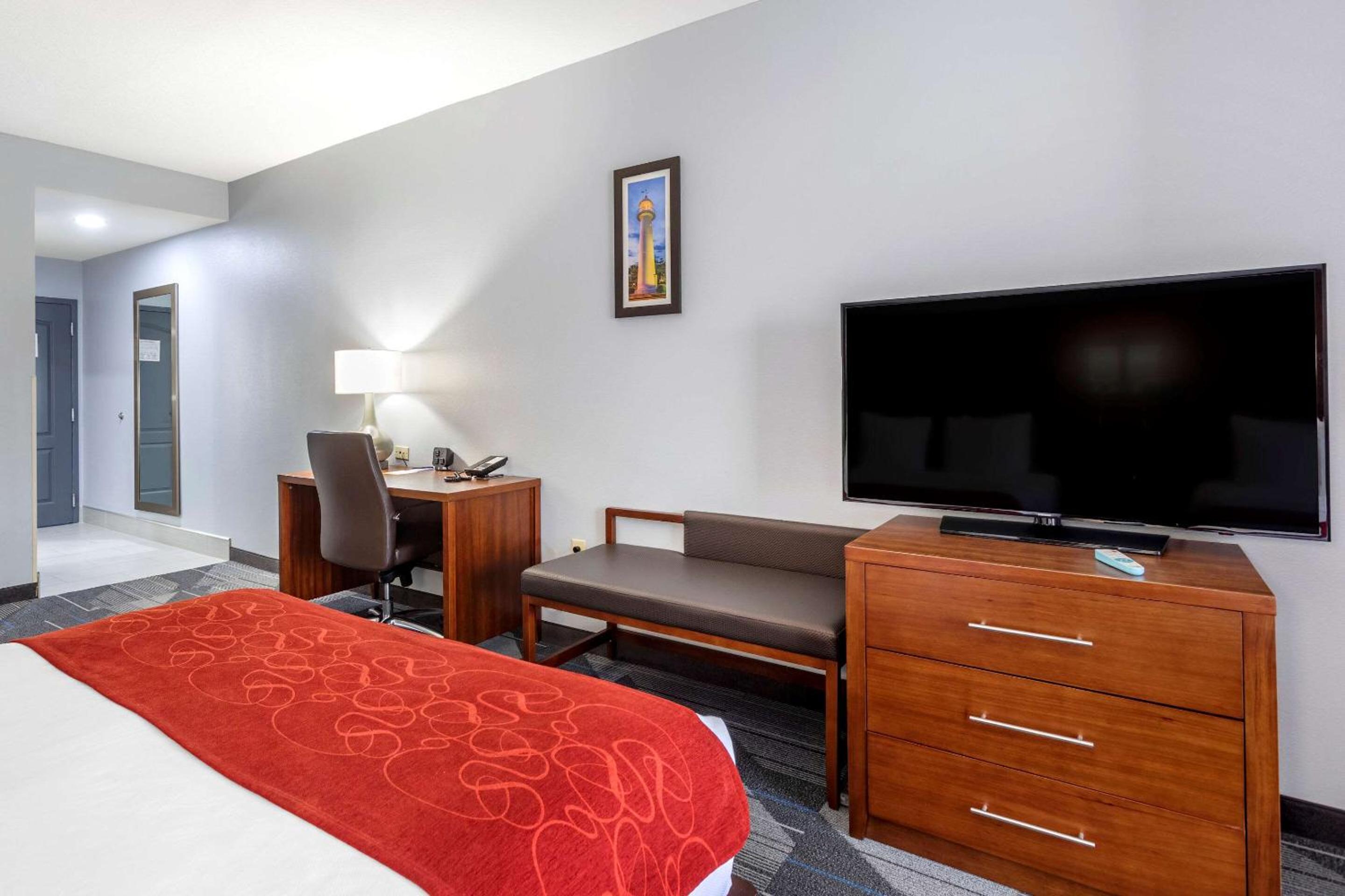 Queen Room with Two Queen Beds - Non-Smoking - Photo 4
