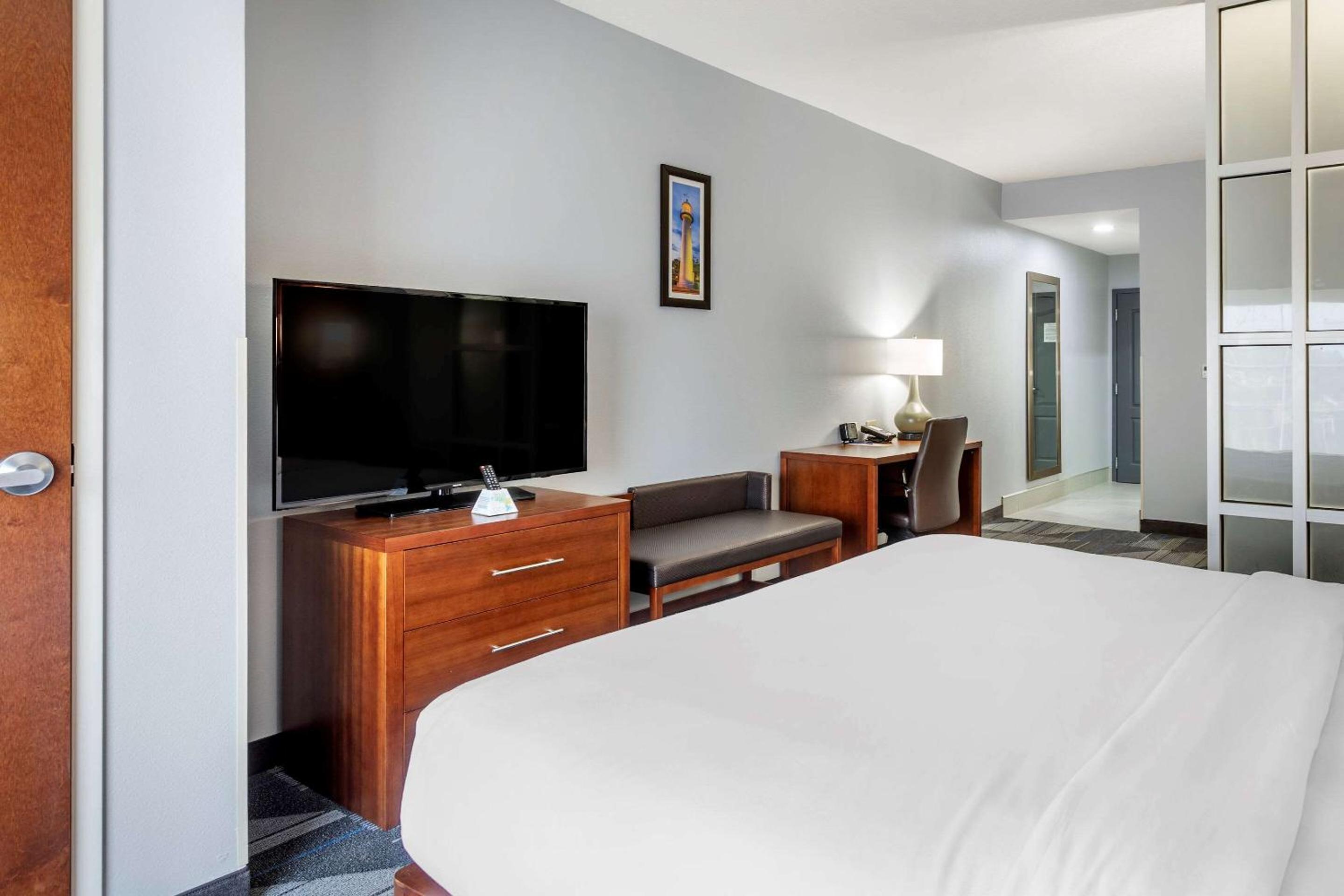 King Suite - Non-Smoking - Photo 1