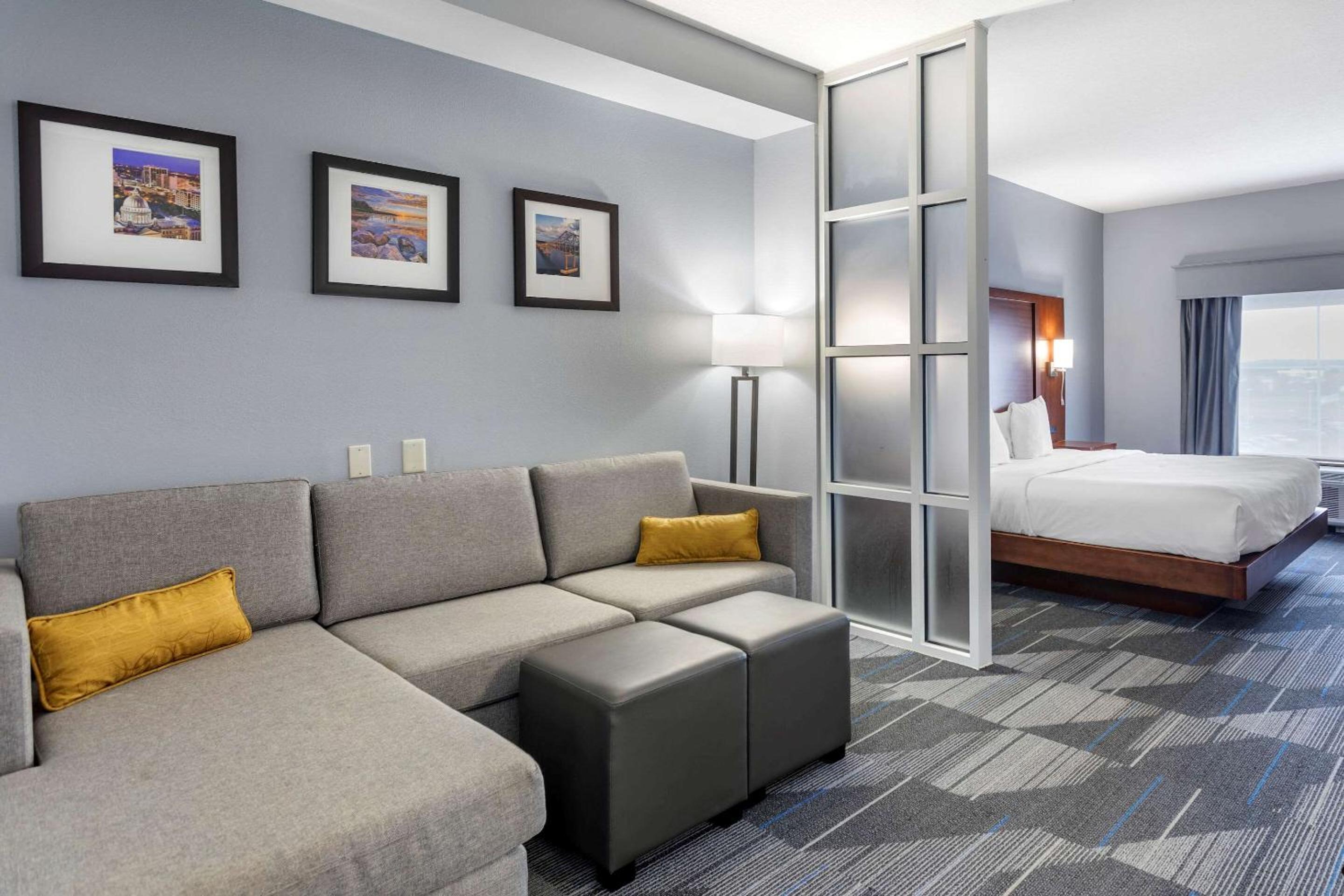 King Suite - Non-Smoking - Photo 2