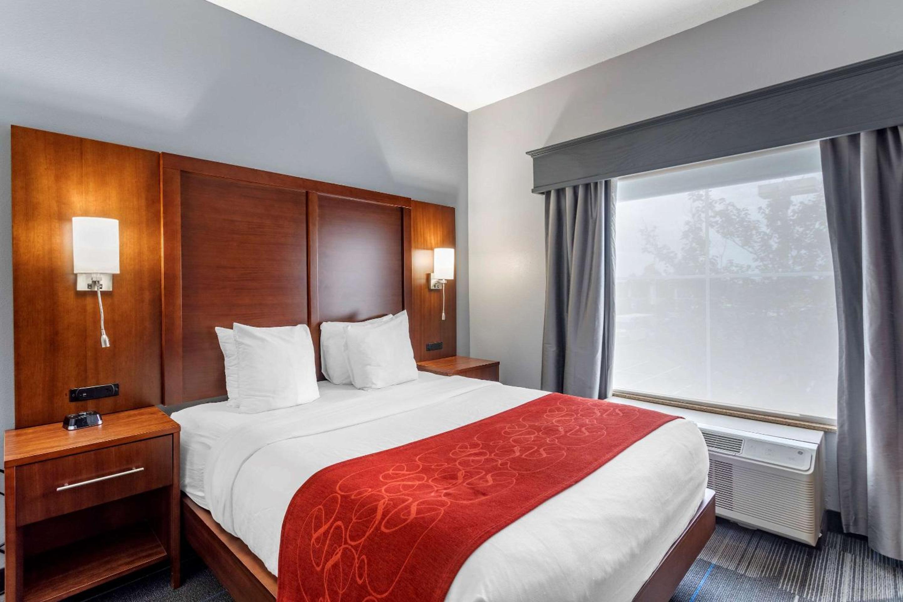 Queen Suite - Accessible/Non-Smoking - Photo 1