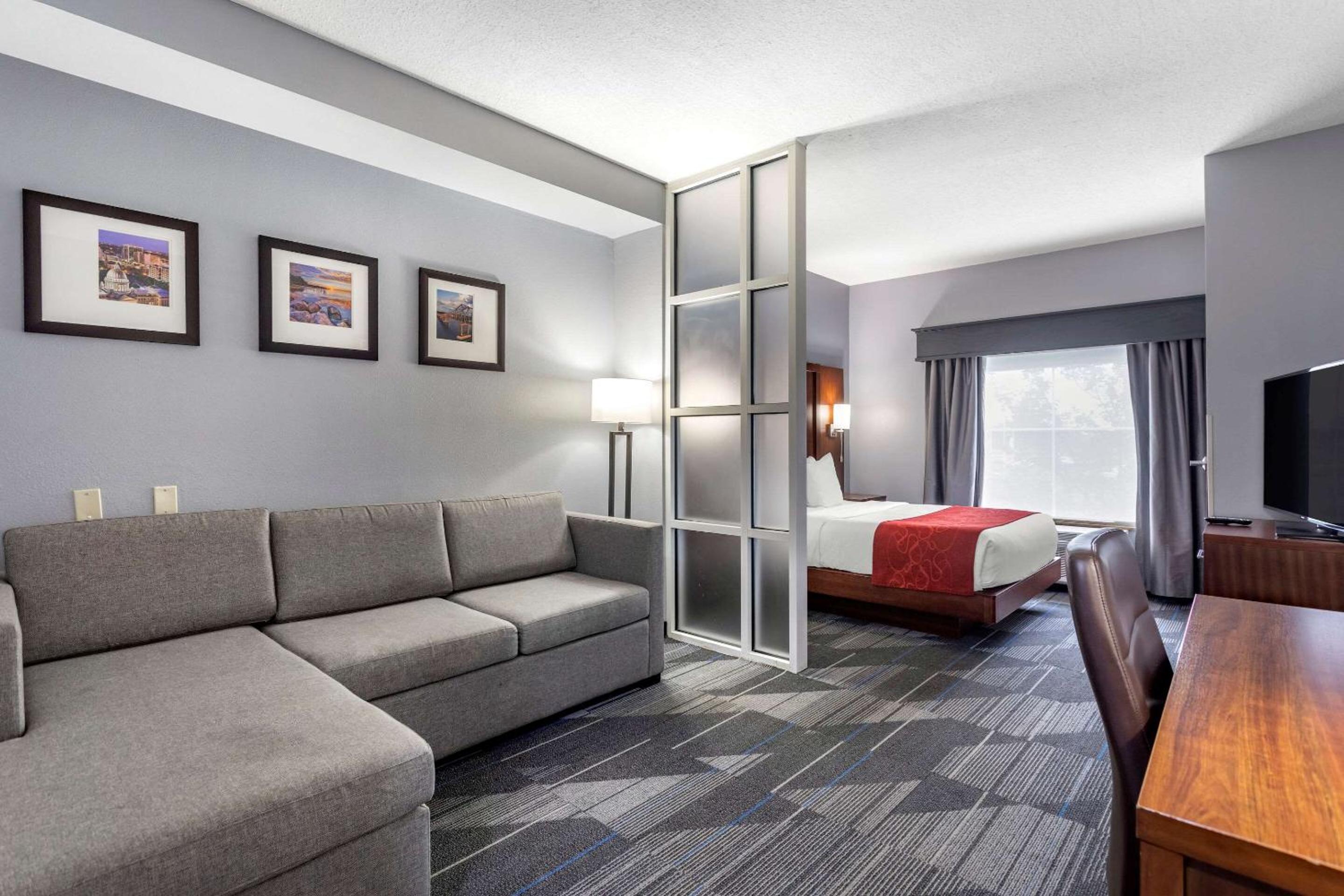 Queen Suite - Accessible/Non-Smoking - Photo 3