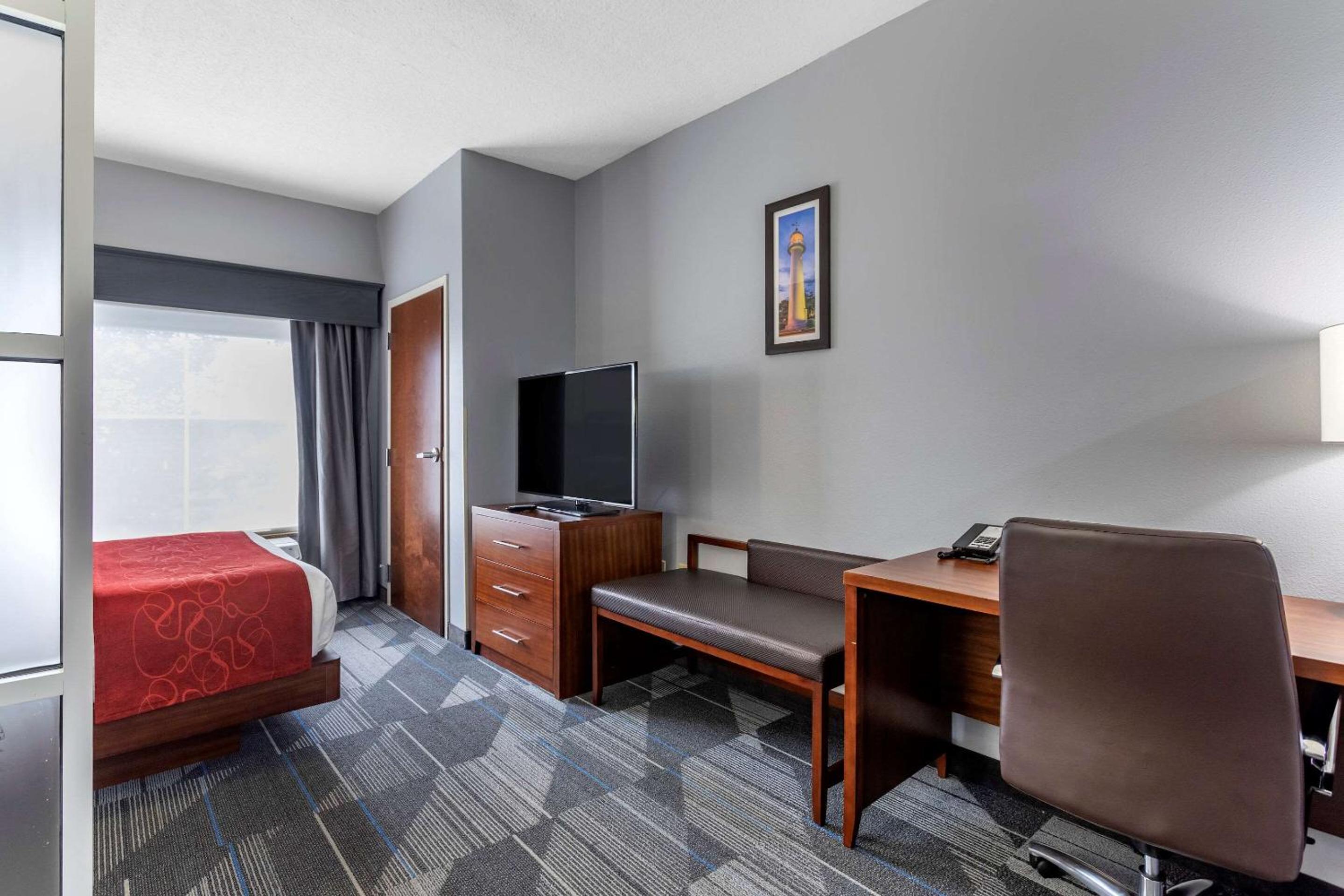 Queen Suite - Accessible/Non-Smoking - Photo 2