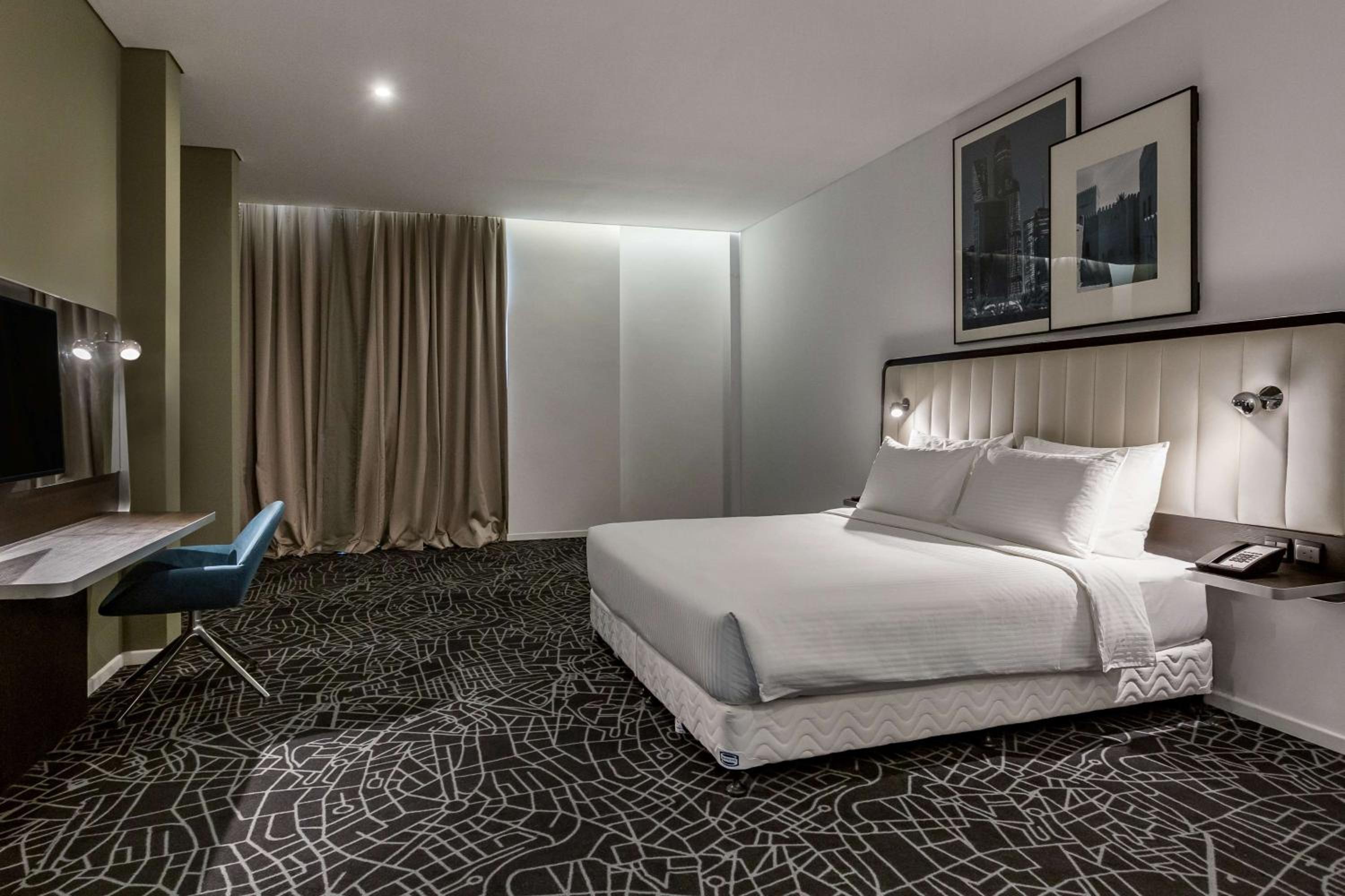 One-Bedroom Suite - Photo 2