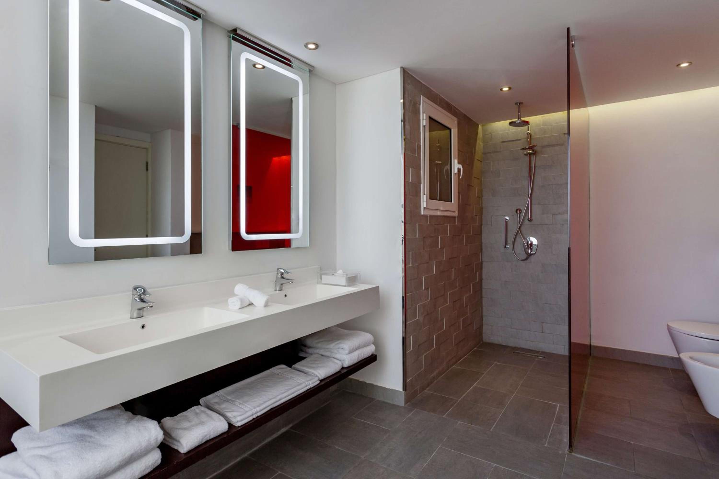 One-Bedroom Suite - Photo 7