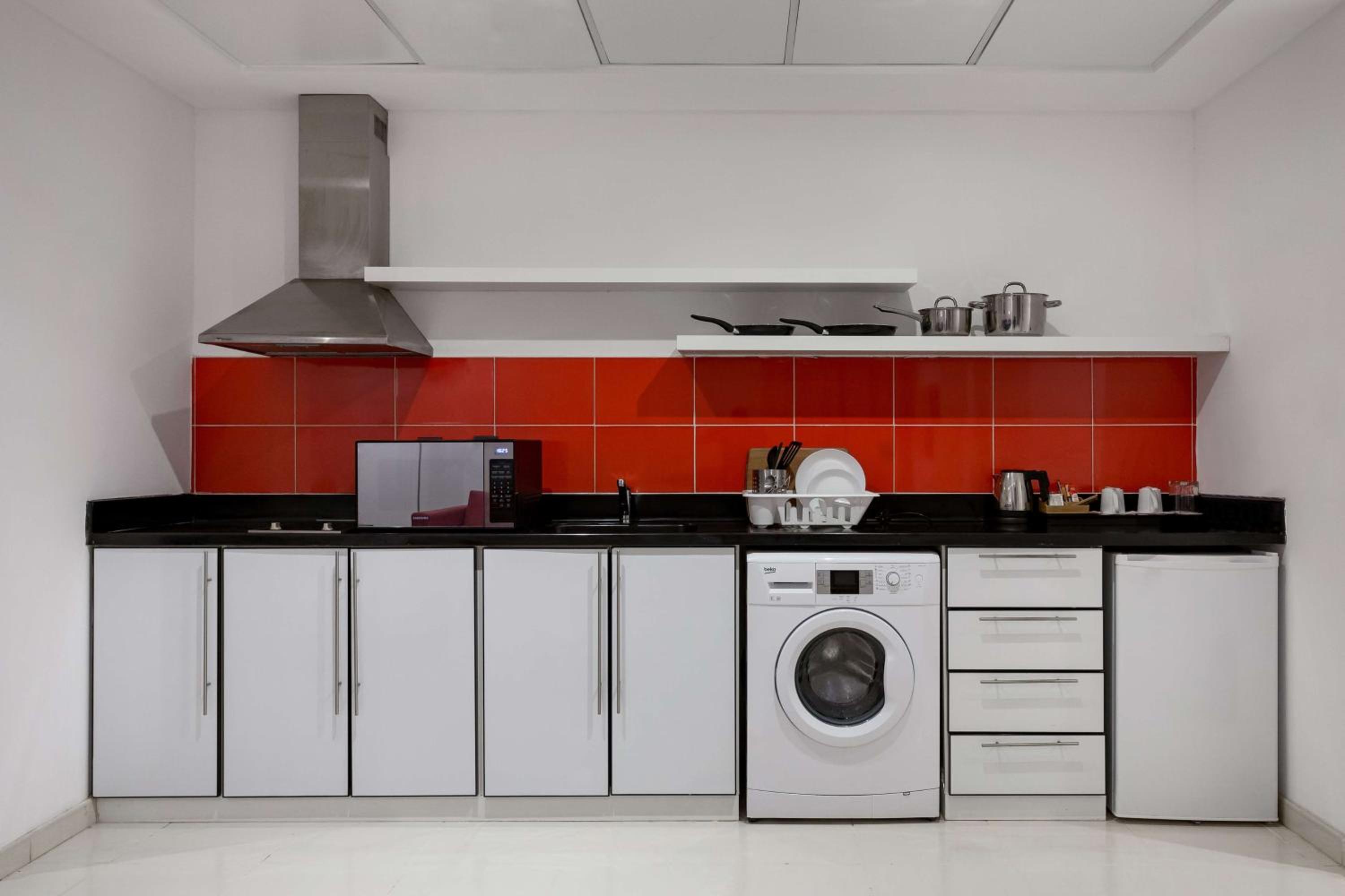 One-Bedroom Apartment - Annex - Photo 3
