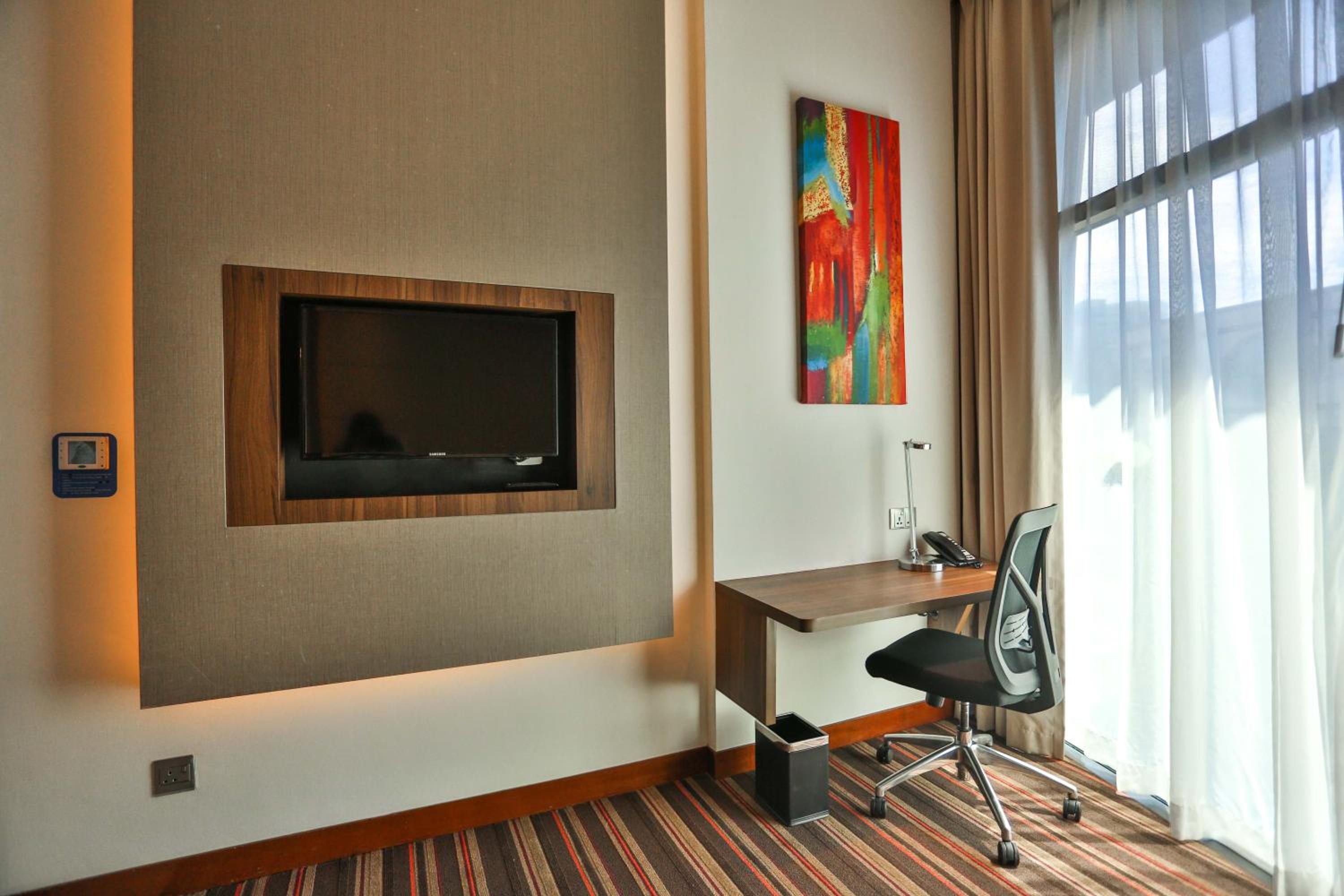 Standard Queen Room with Free Breakfast - Top Floor/Accessible