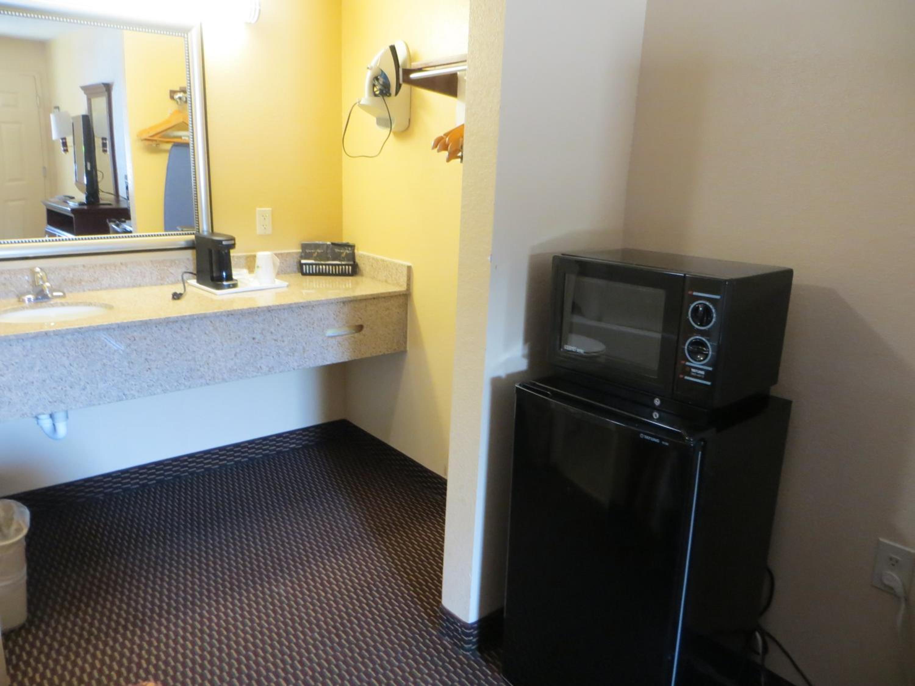 King Room - Non-Smoking - Photo 7