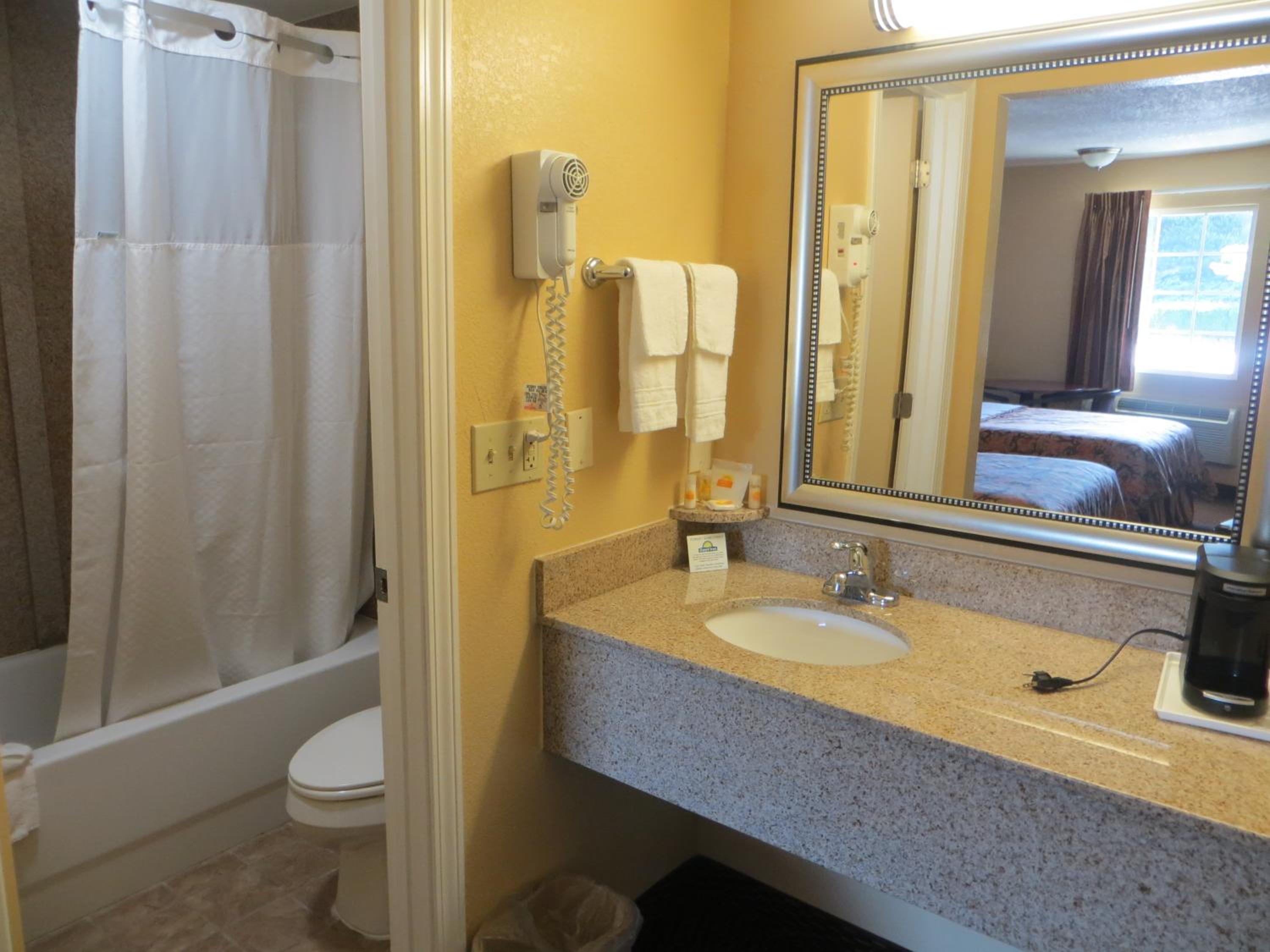 King Room - Non-Smoking - Photo 2