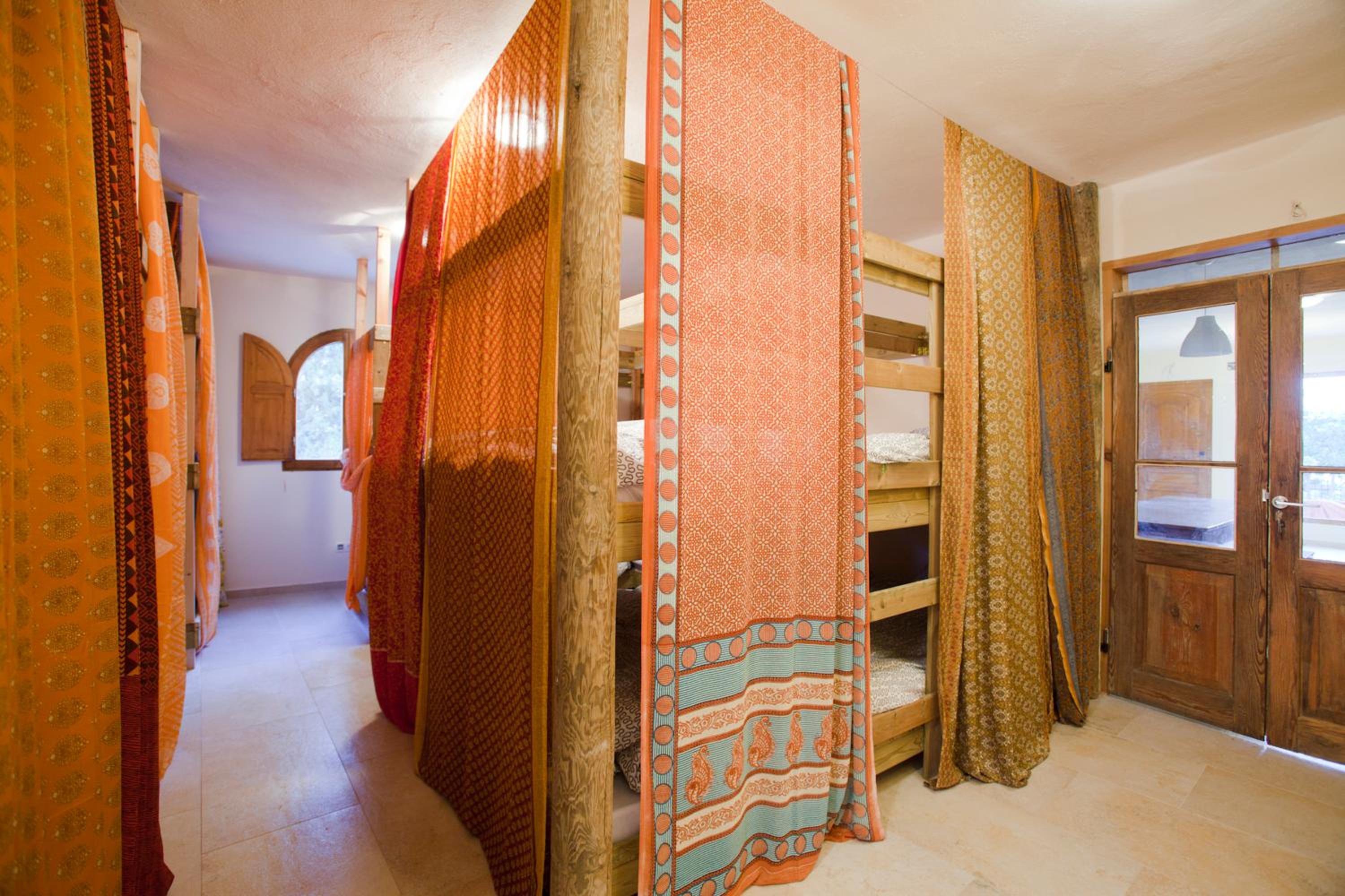 Habitación compartida mixta con 20 camas