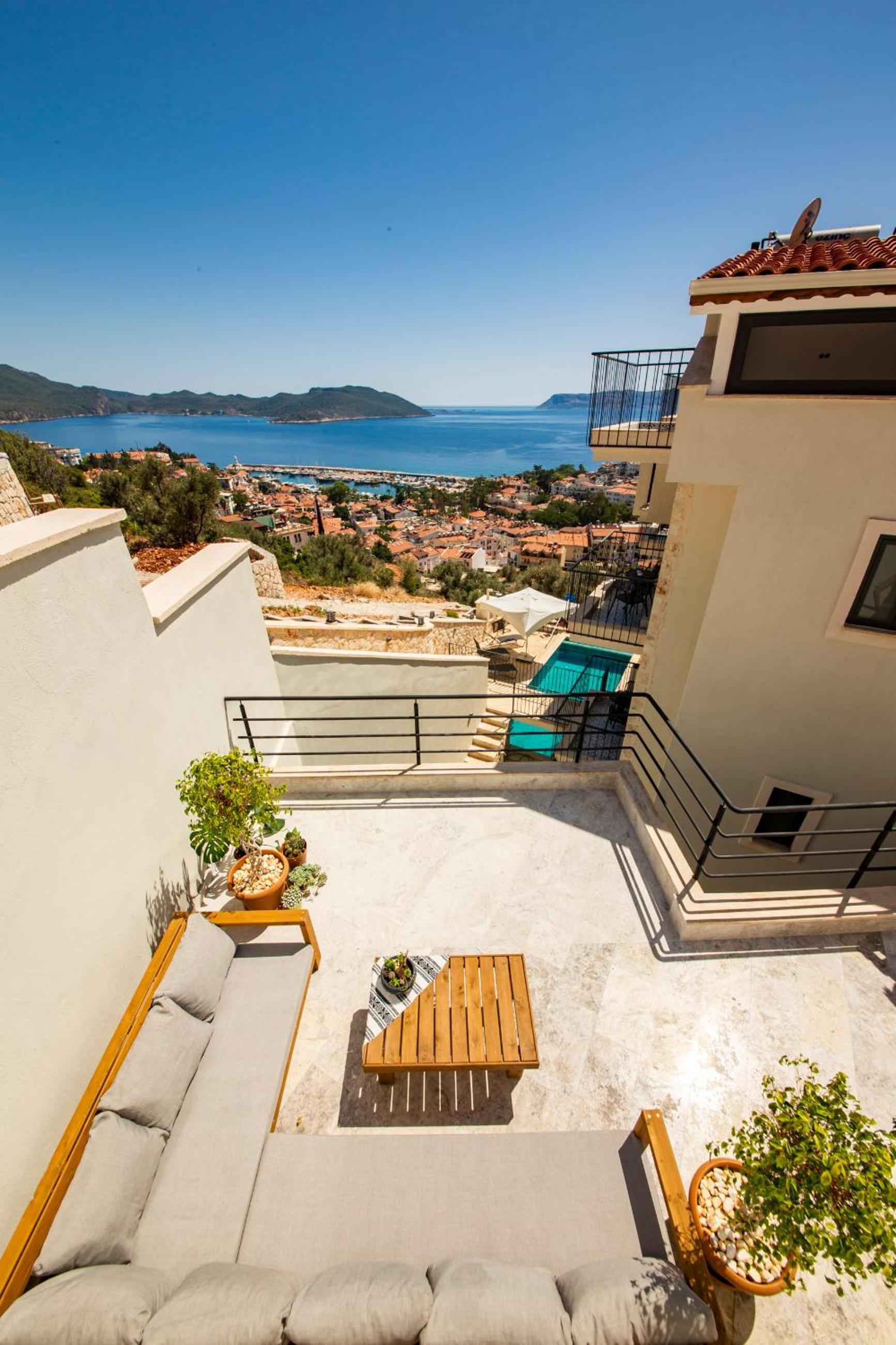 Apartment with Balcony - Photo 2