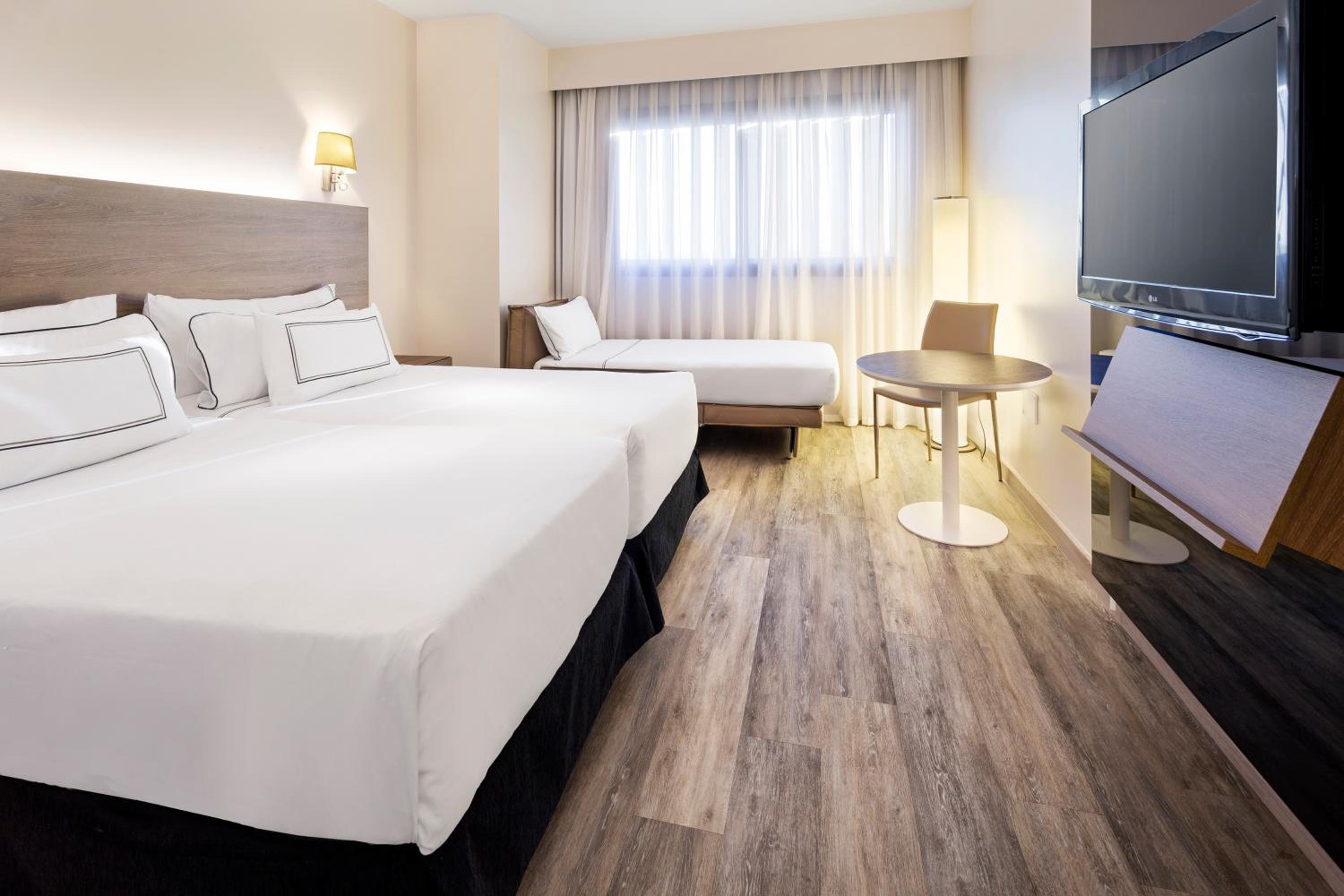 Melia Triple Room thumbnail 6