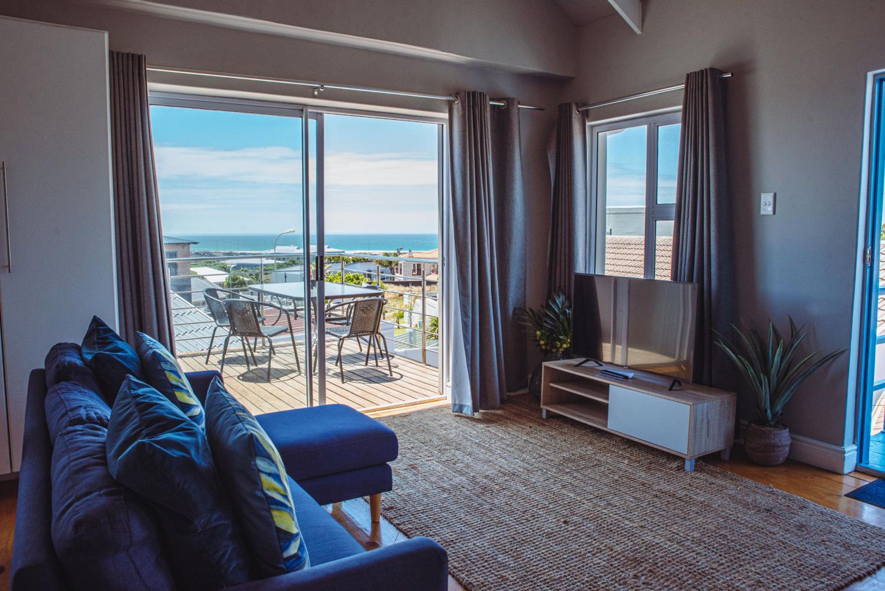 Apartment with Sea View - Photo 9