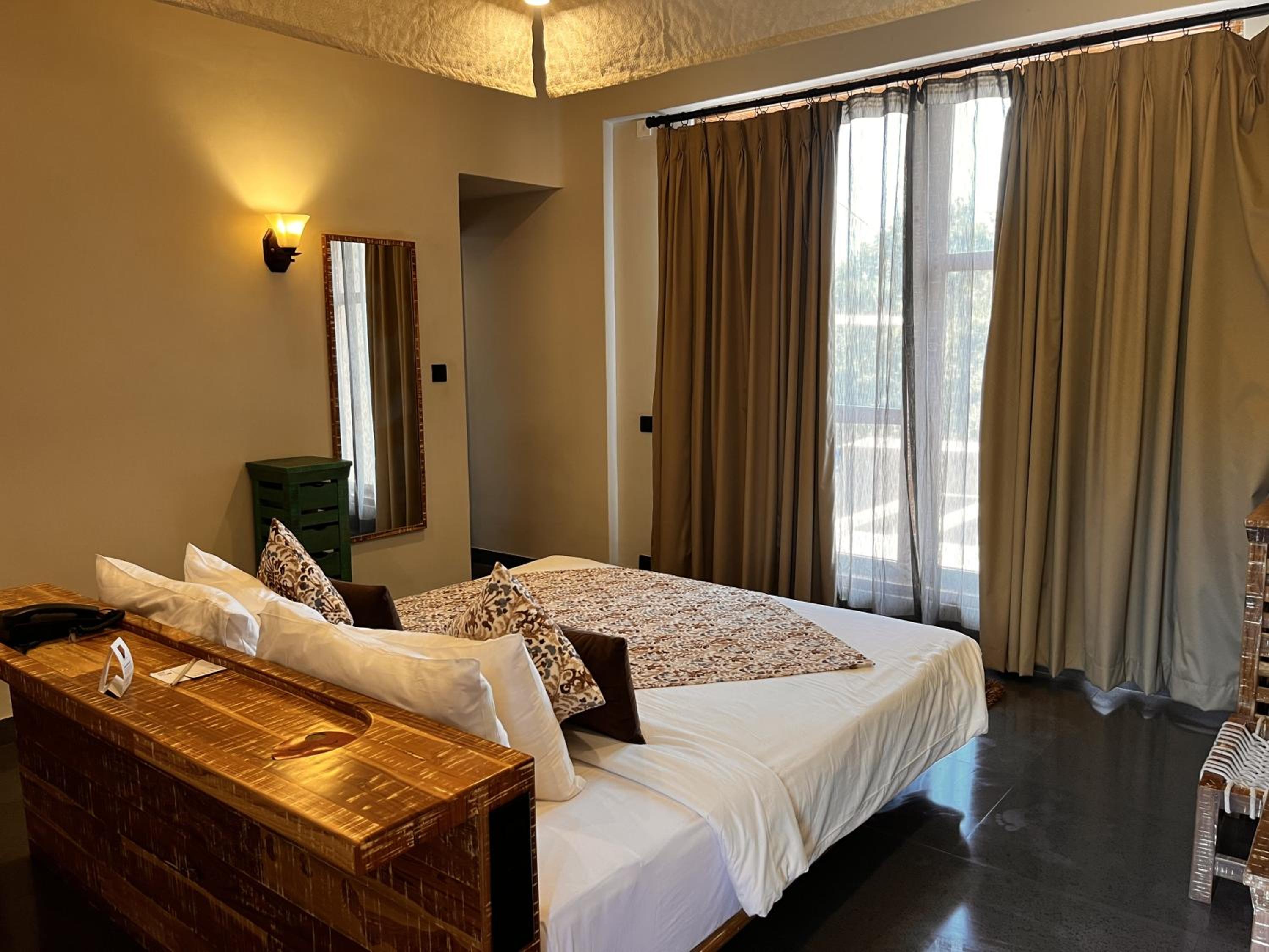 Deluxe Room - Photo 11