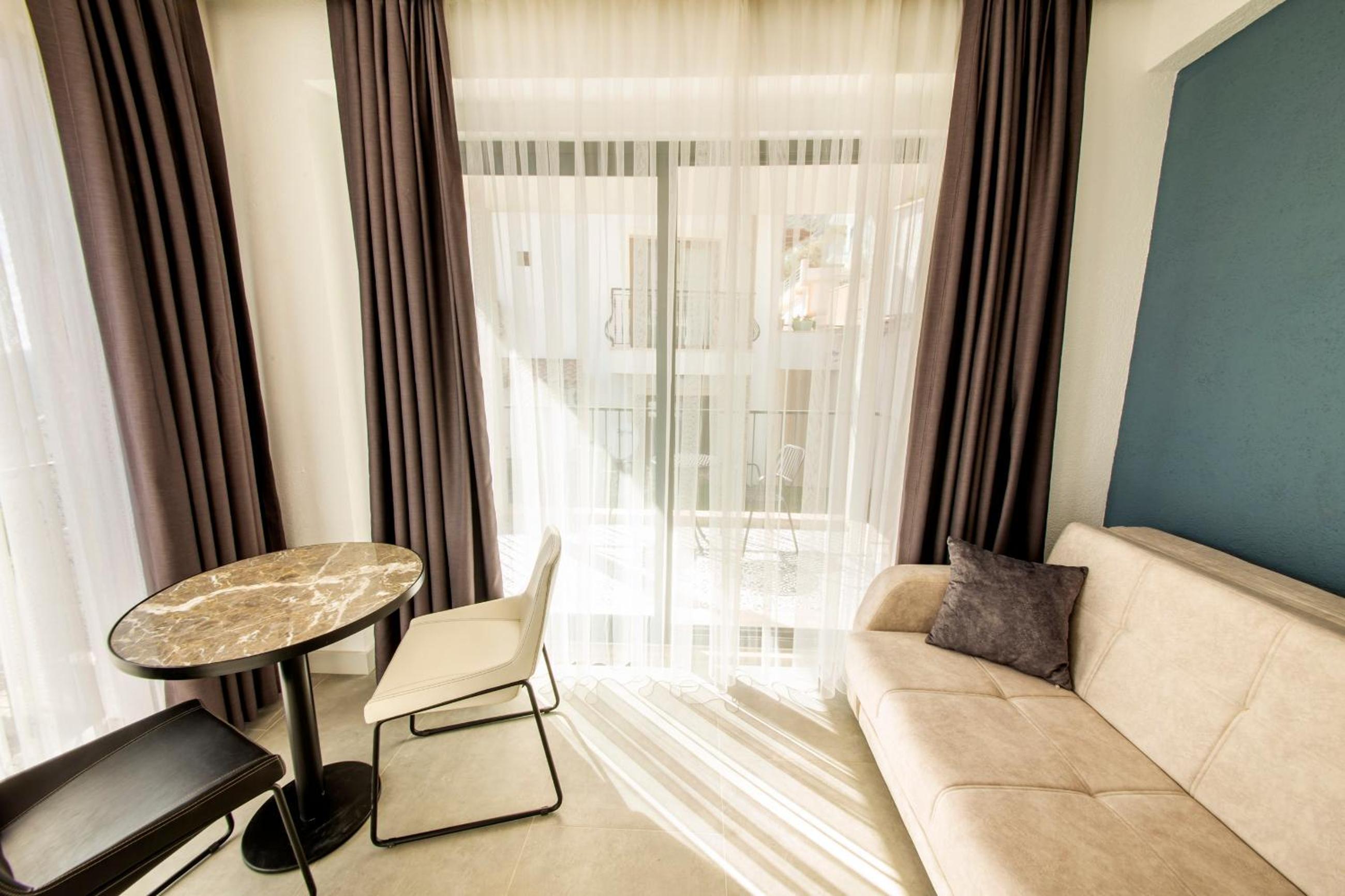 Apartment with Balcony - Photo 6