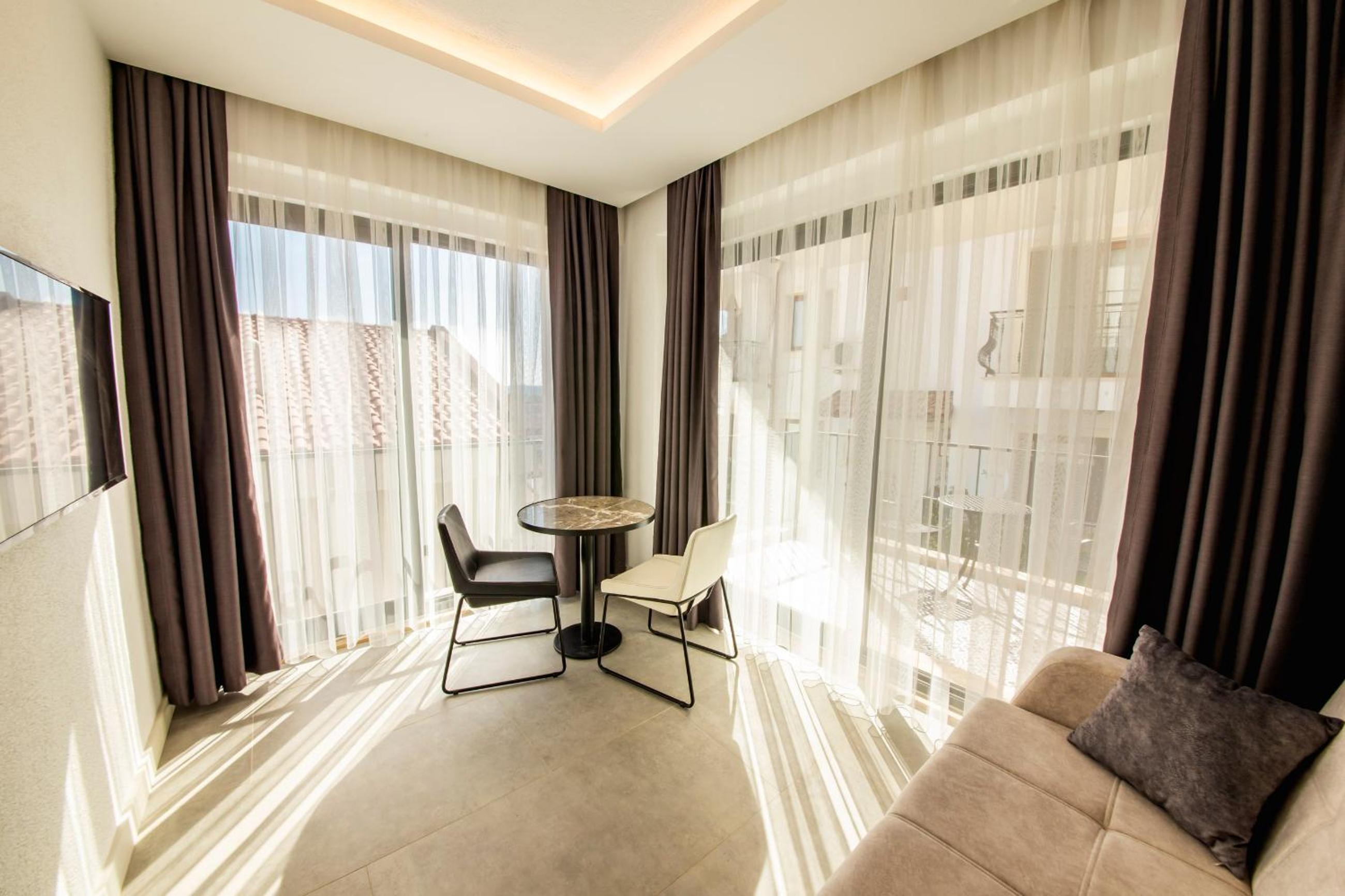 Apartment with Balcony - Photo 10