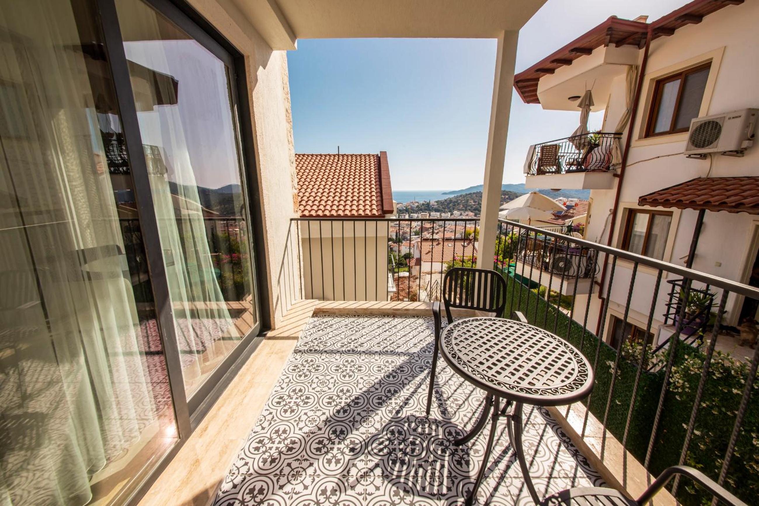 Apartment with Balcony - Photo 5