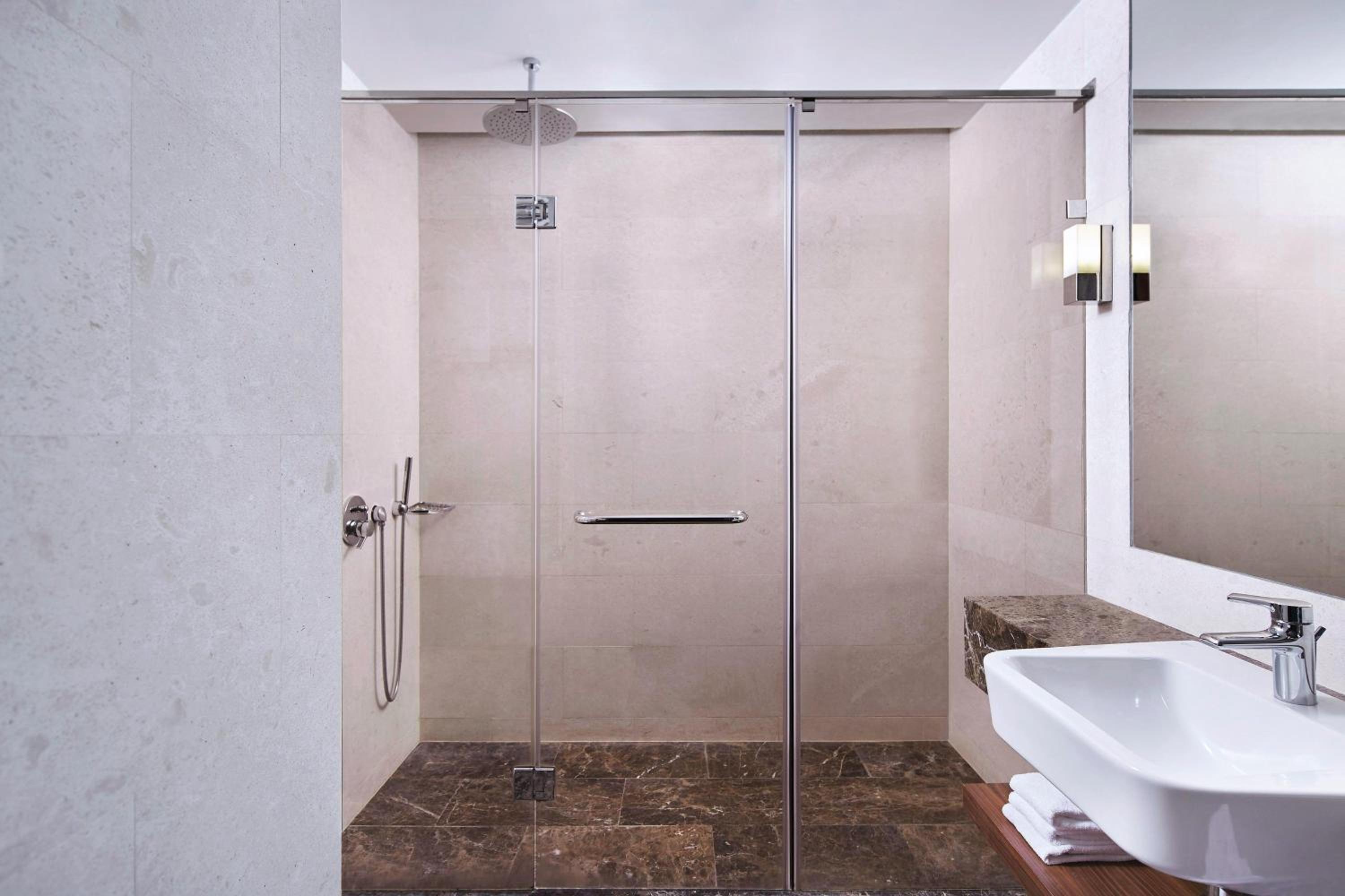 Executive Suite - Photo 4