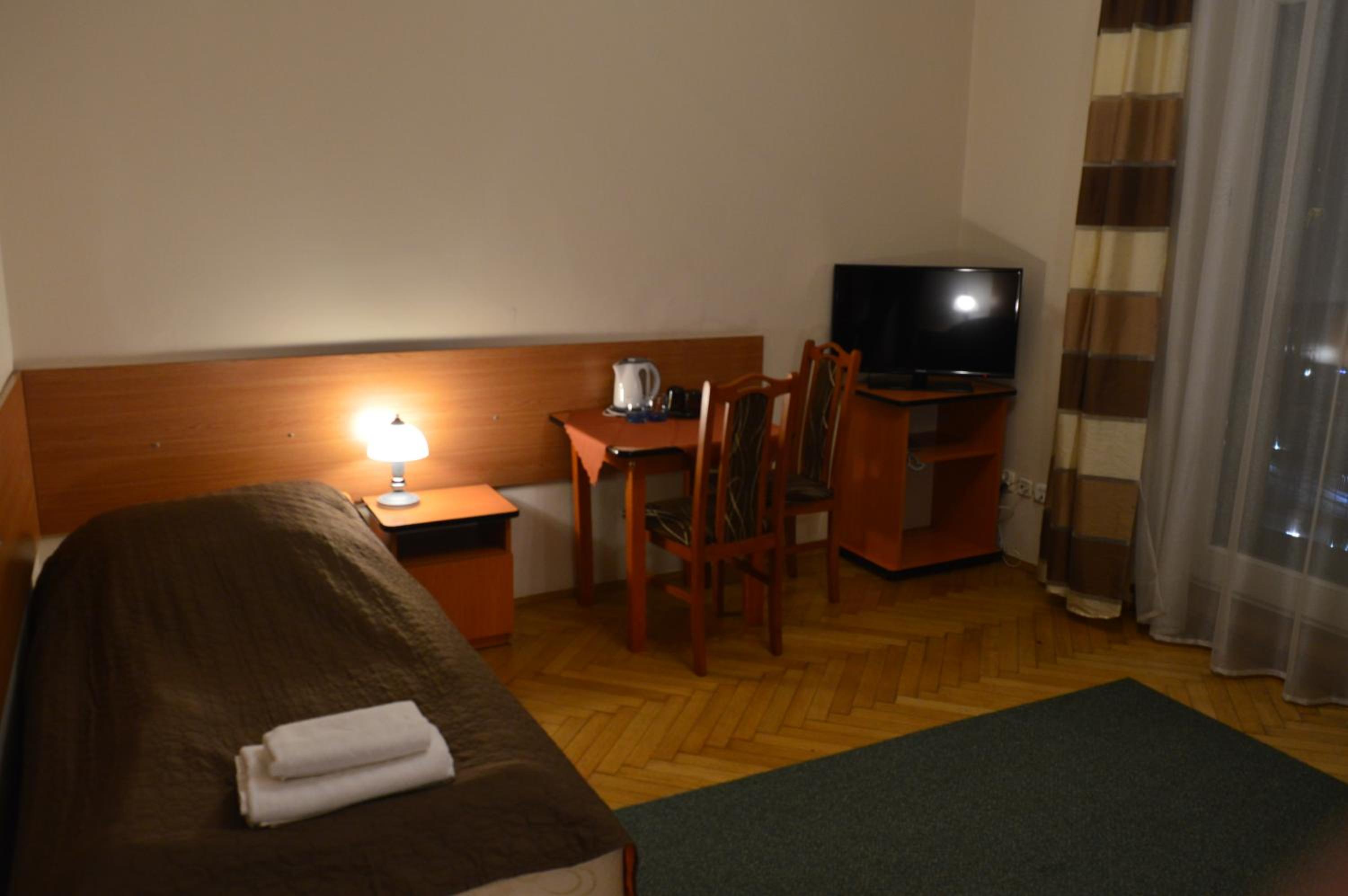 Economy Twin Room photo 3