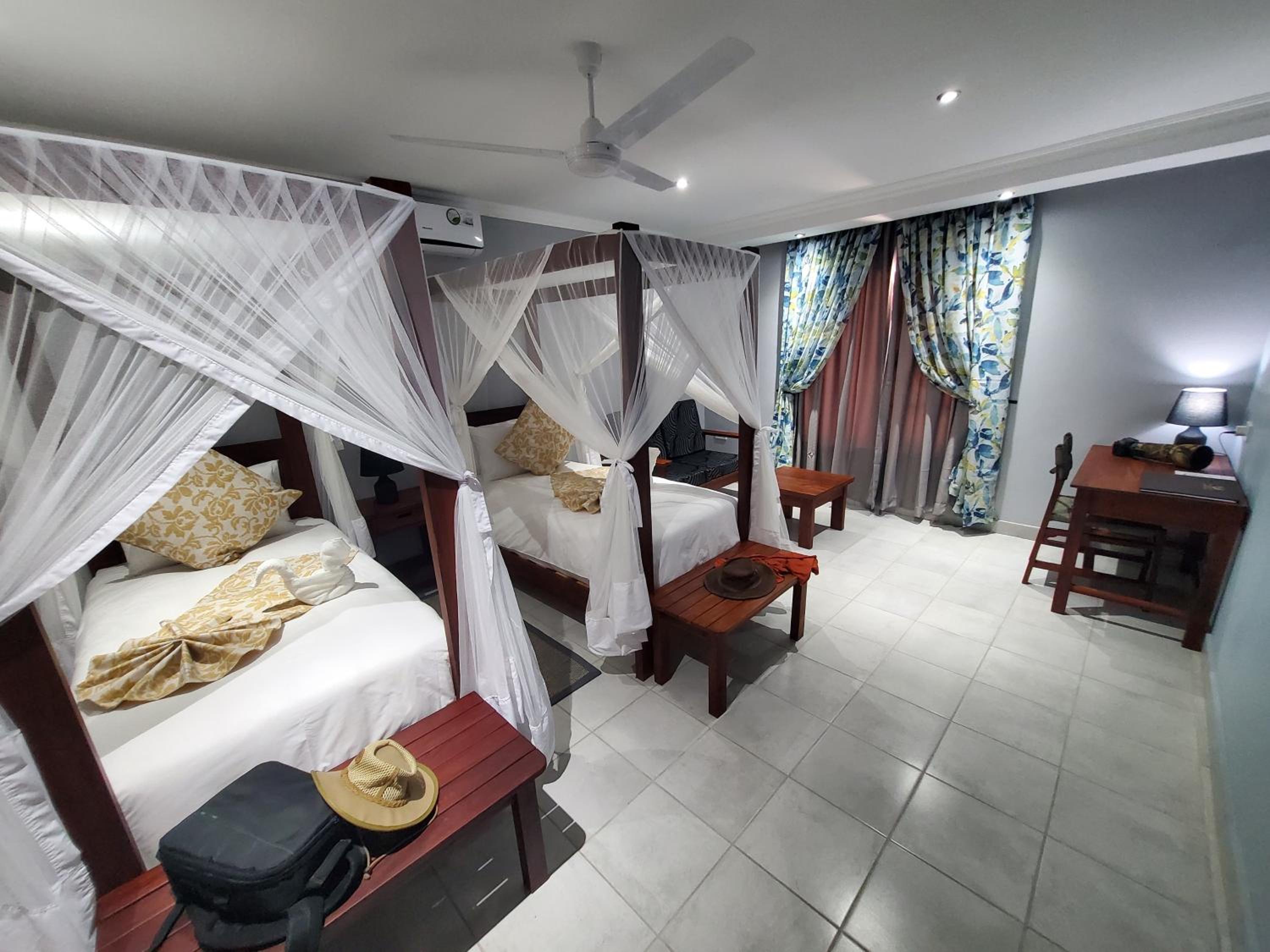 Twin Room - Photo 13