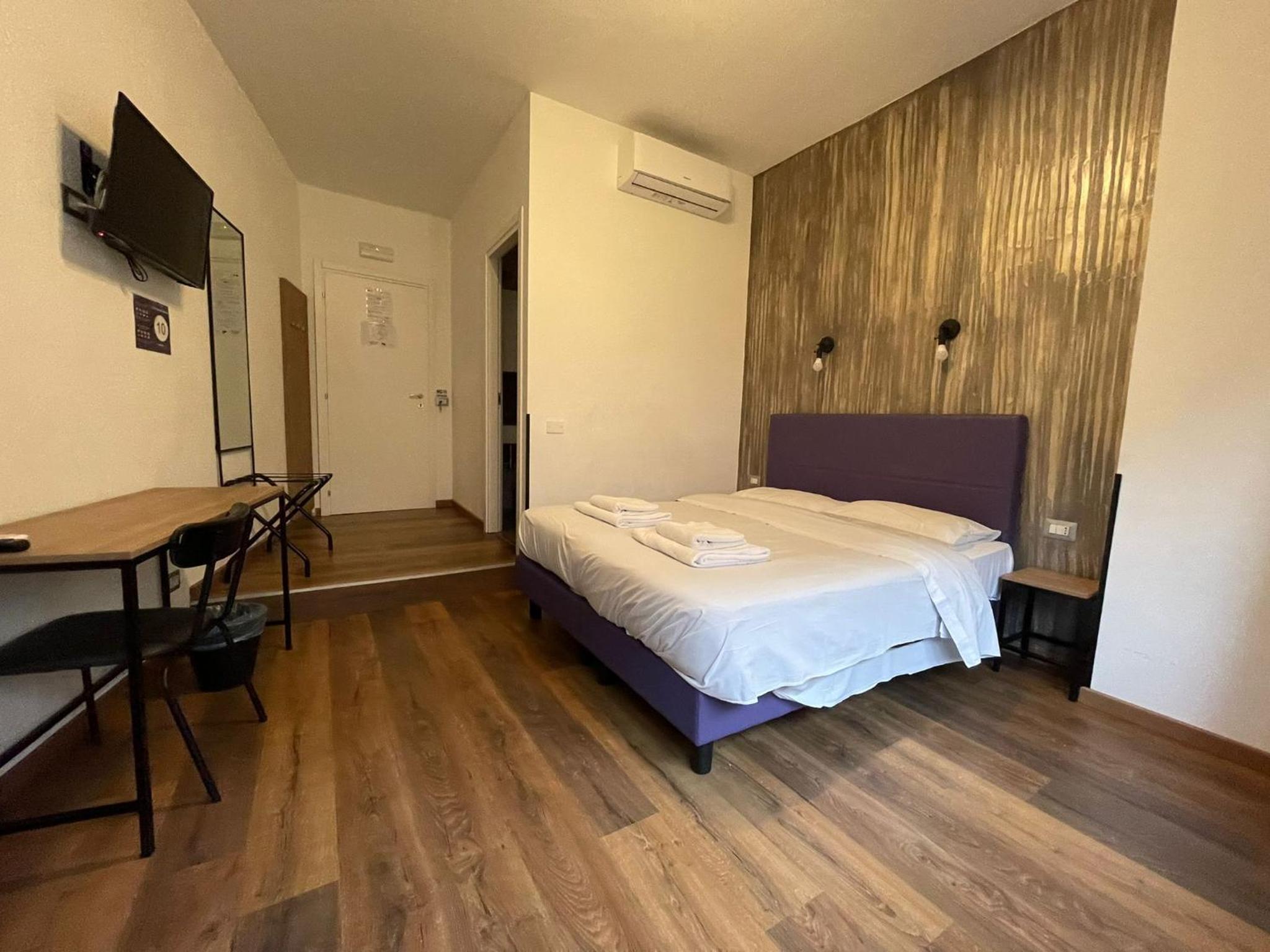 Double or Twin Room with Private Bathroom photo 3