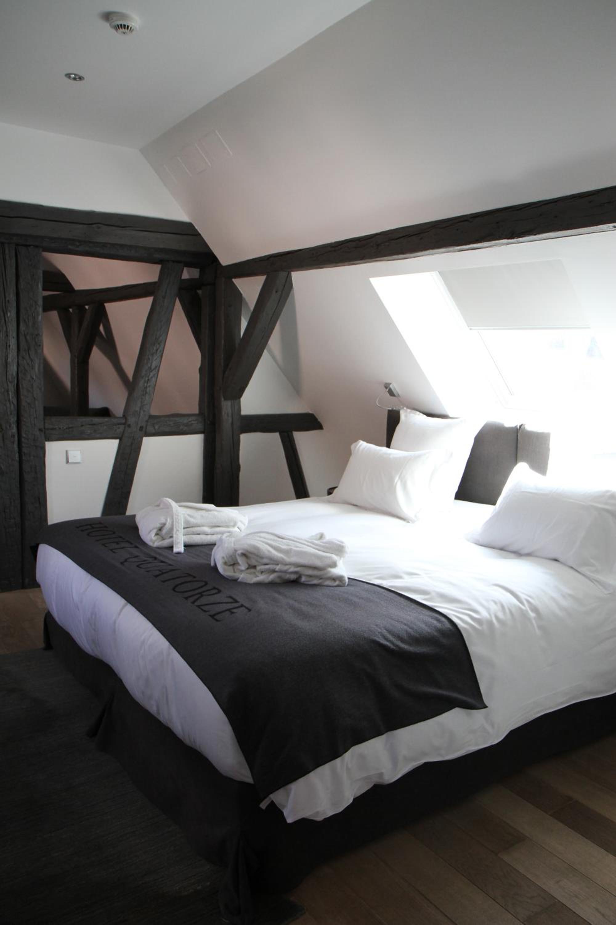 Luxury Suite - Photo 8