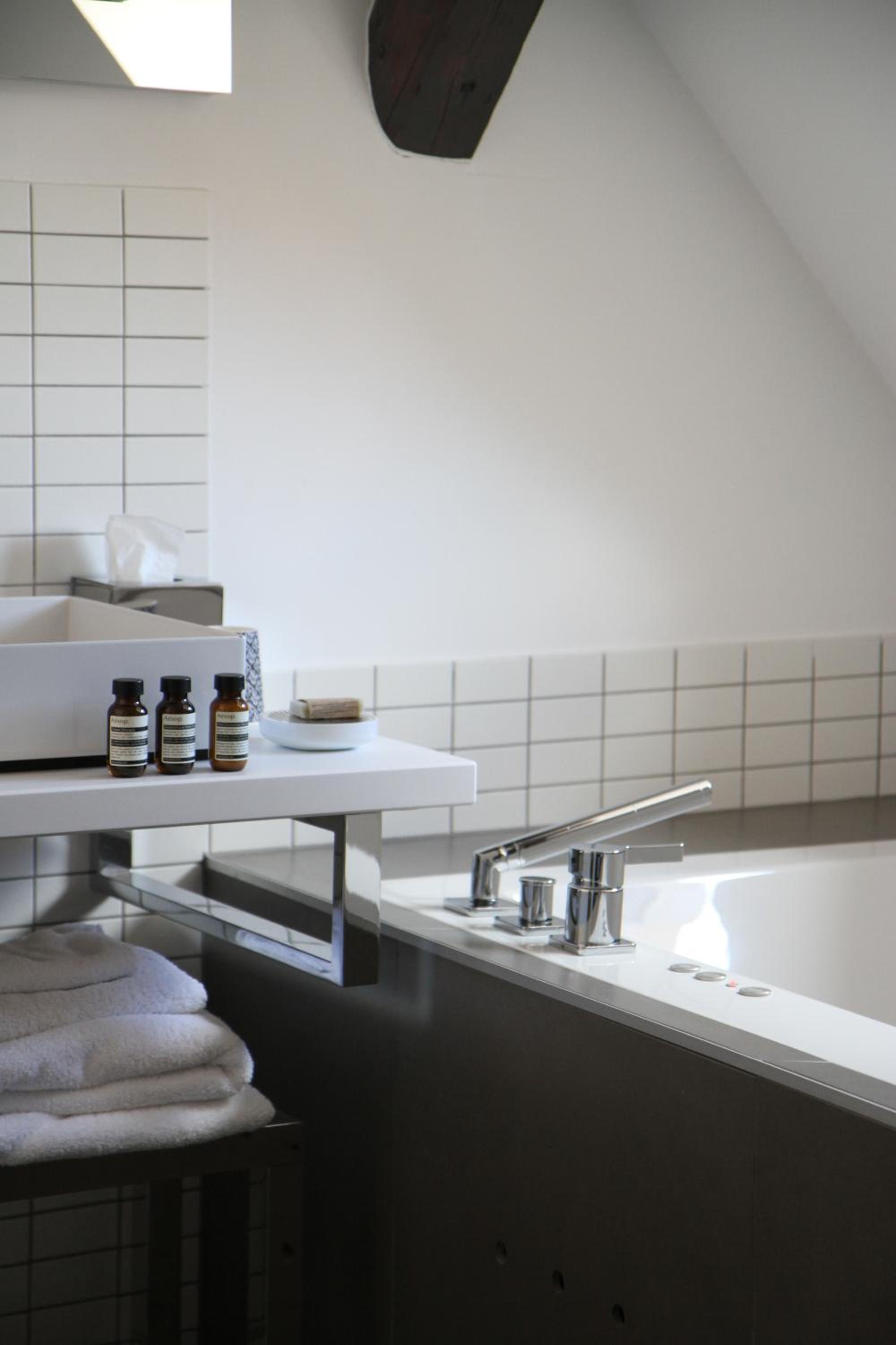 Luxury Suite - Photo 10