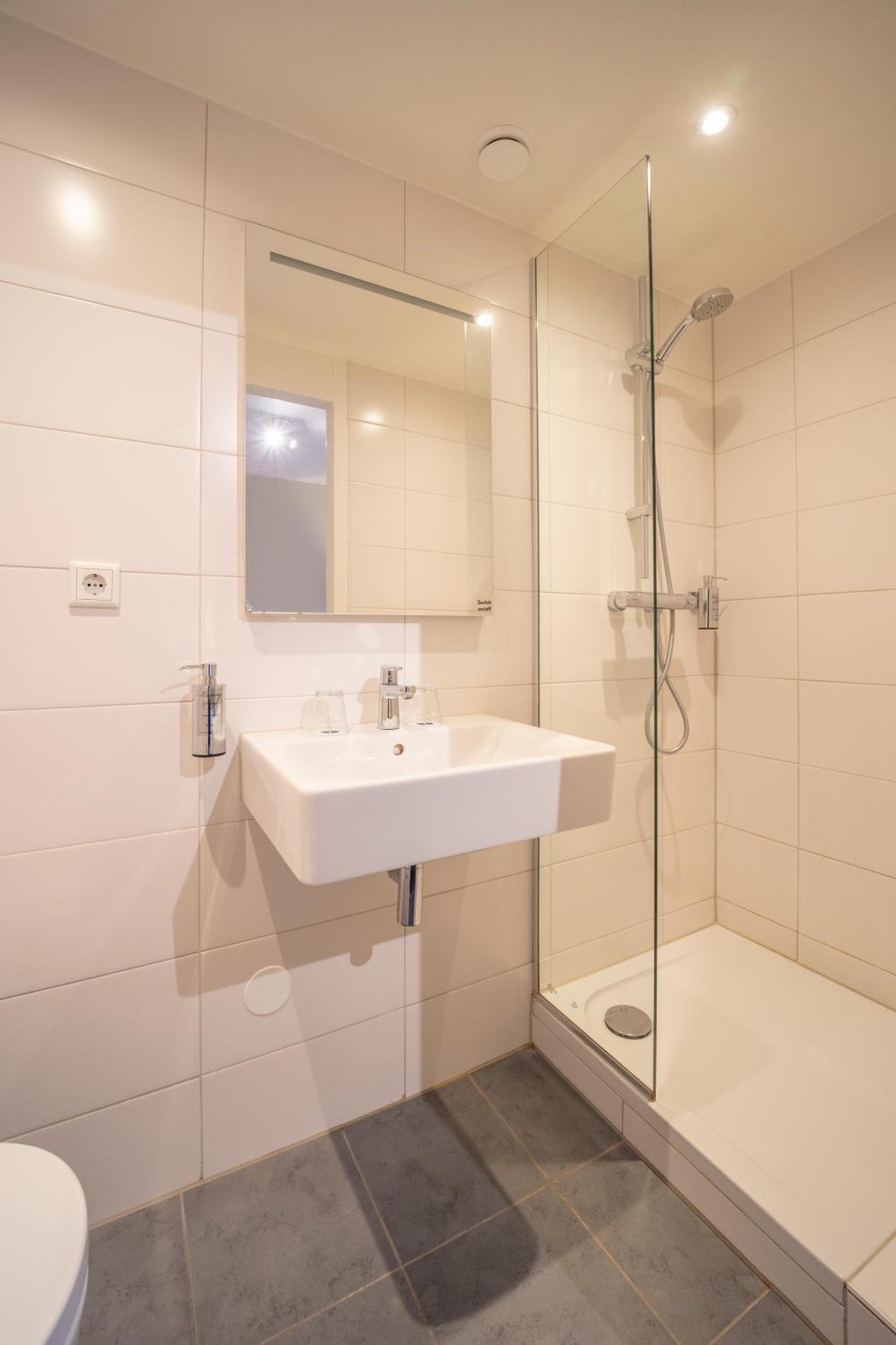 Small Double Comfort Room with Shower  - Photo 3