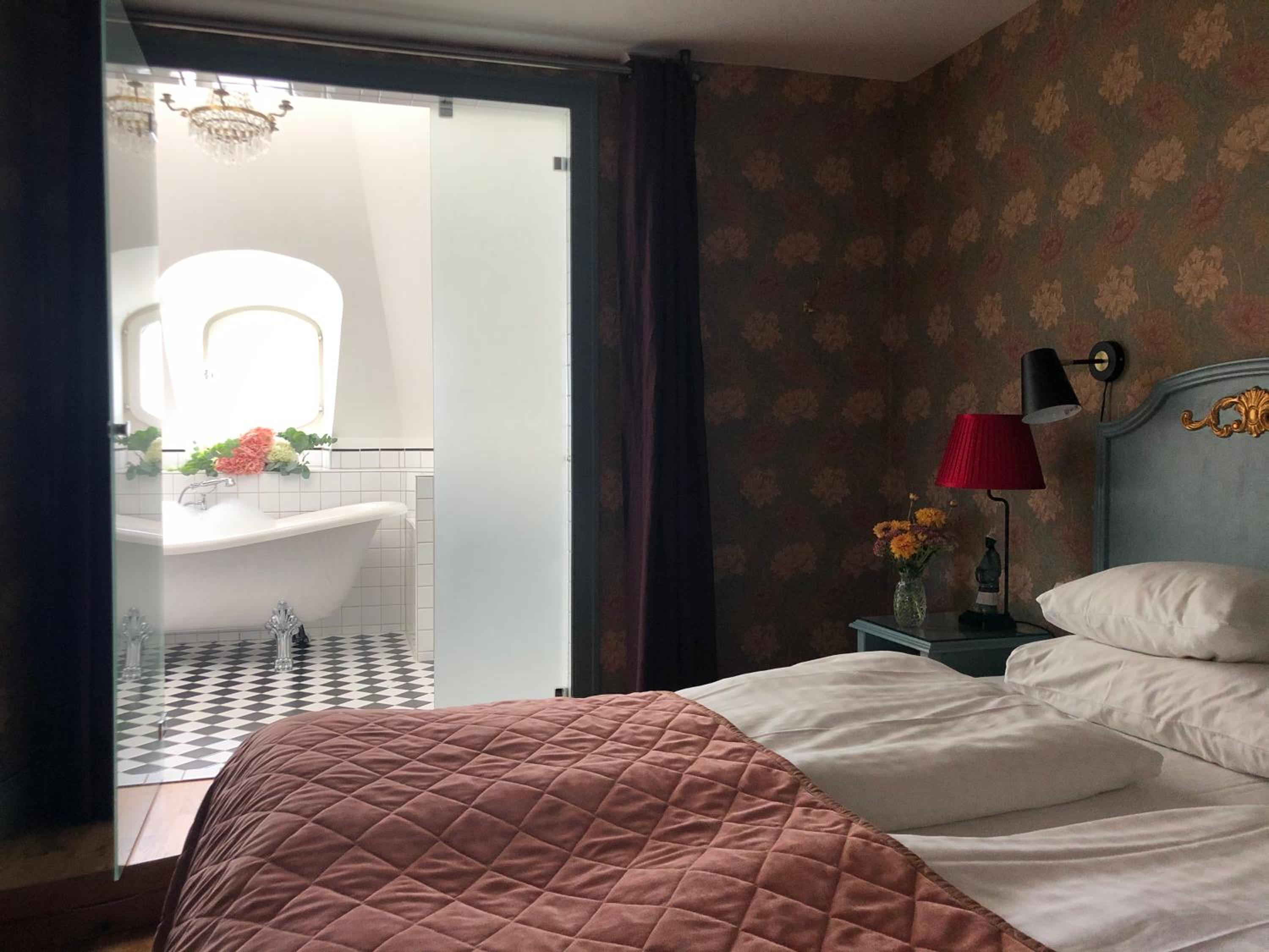 Suite with Balcony - Photo 12