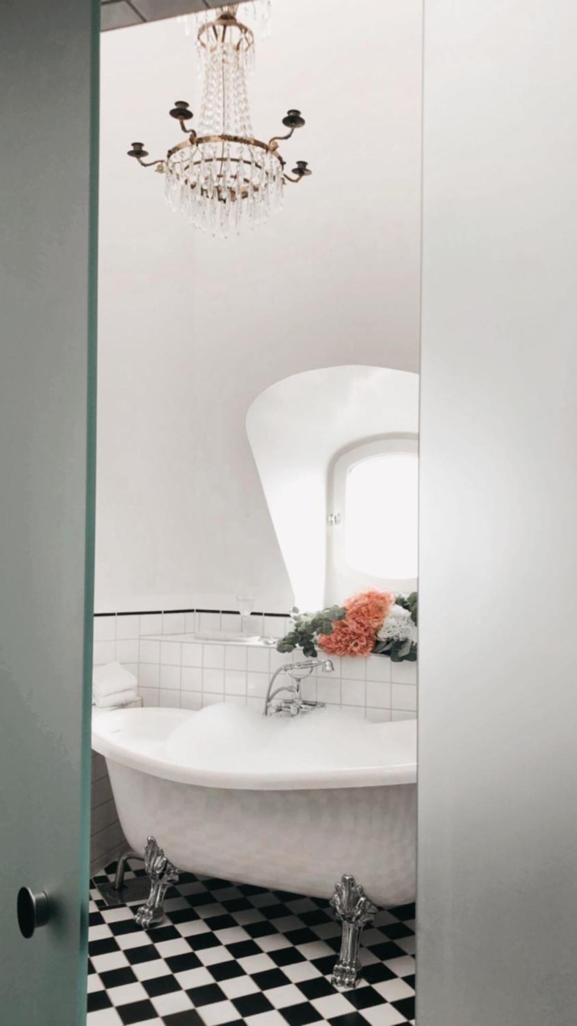 Suite with Balcony thumbnail 5