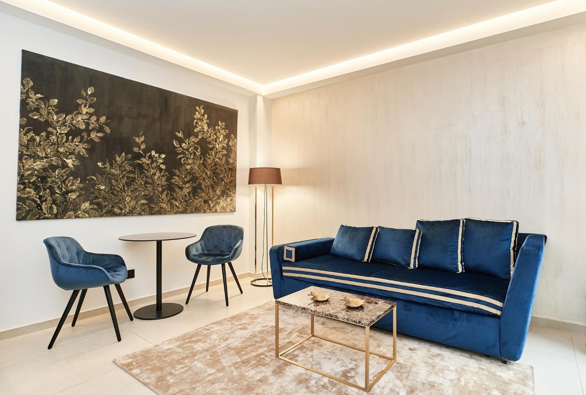 Suite - Photo 1