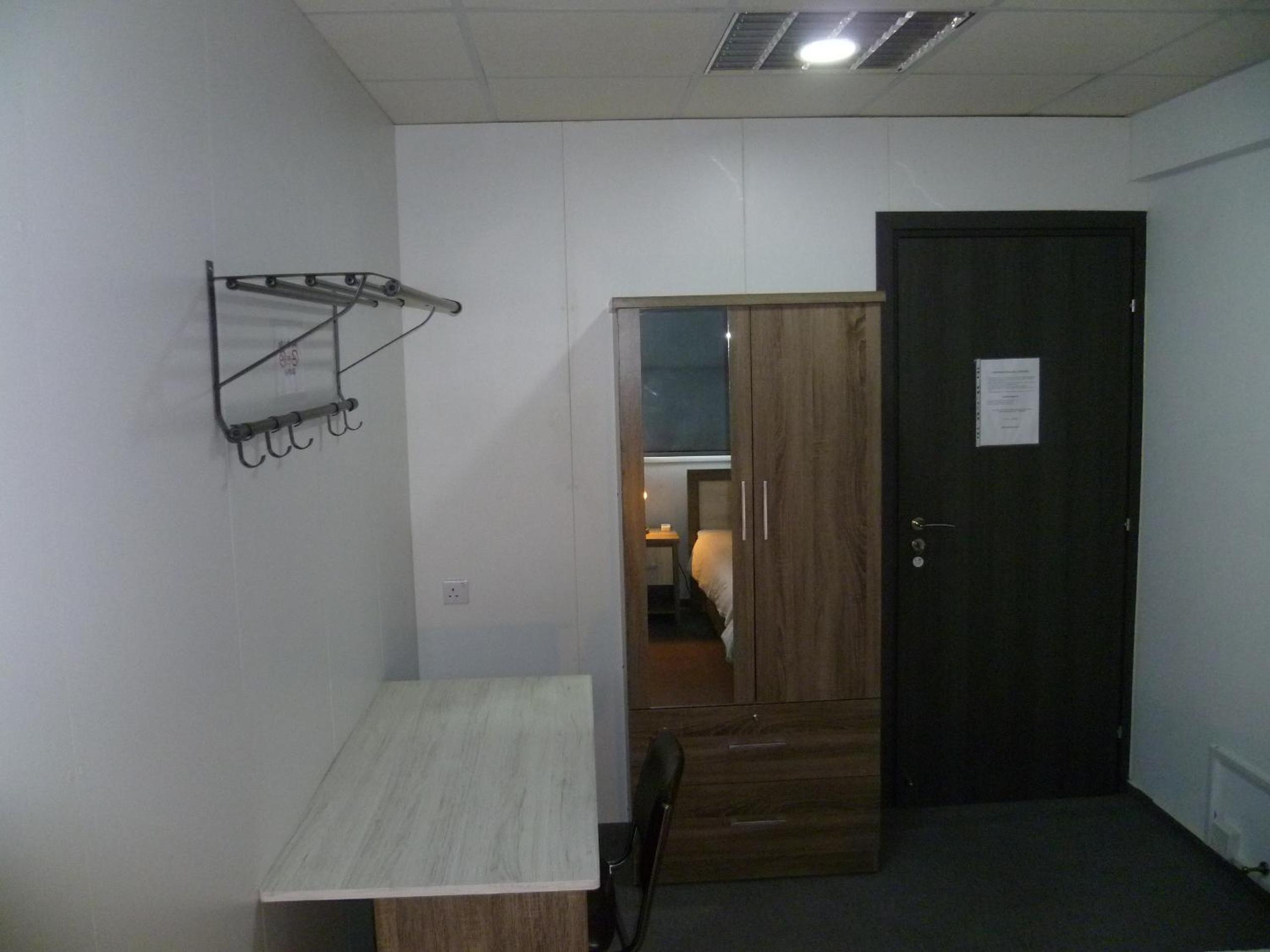 Single Room with Shared Bathroom photo 3