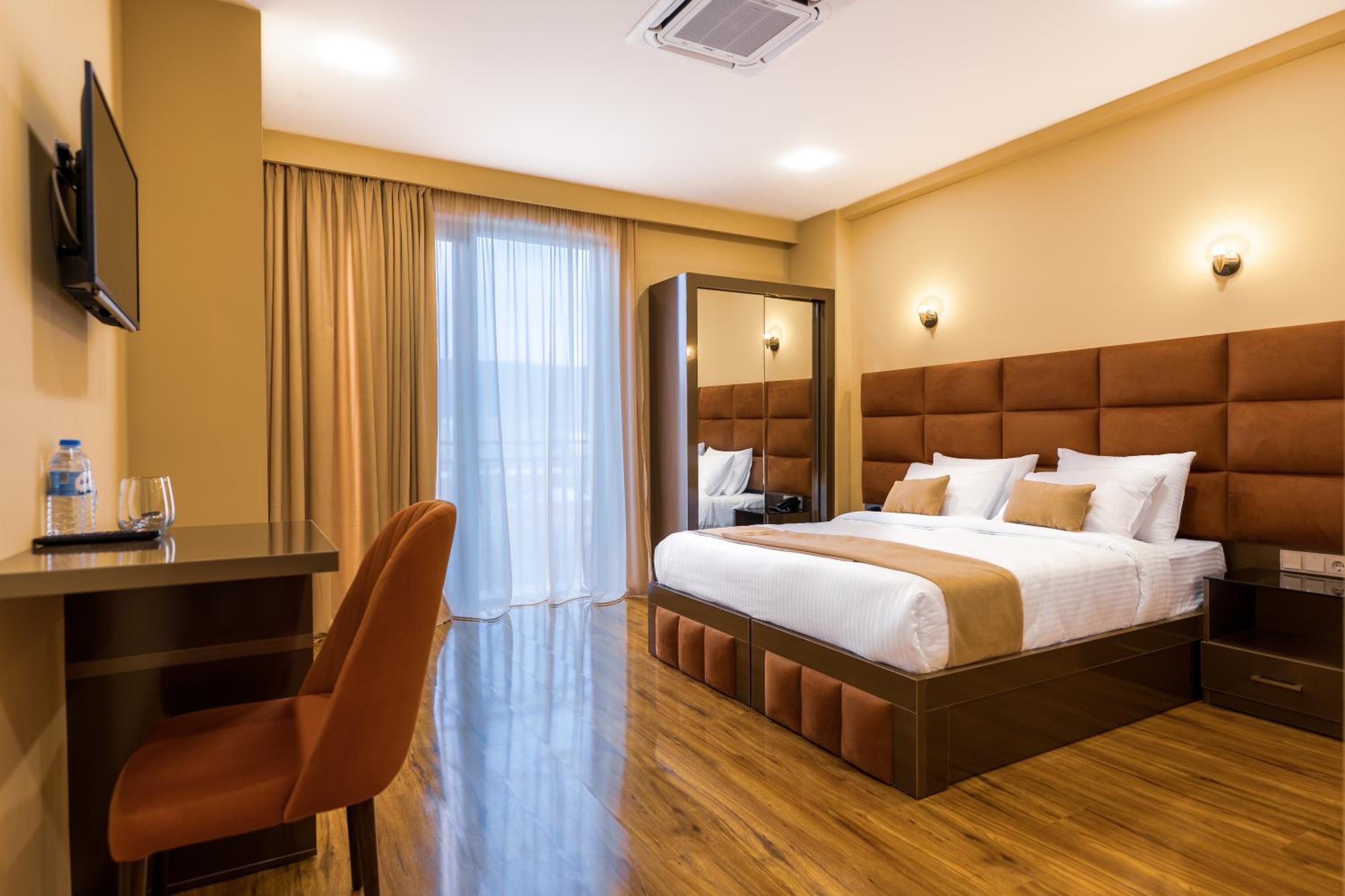 Superior Double or Twin Room with City View - Photo 1