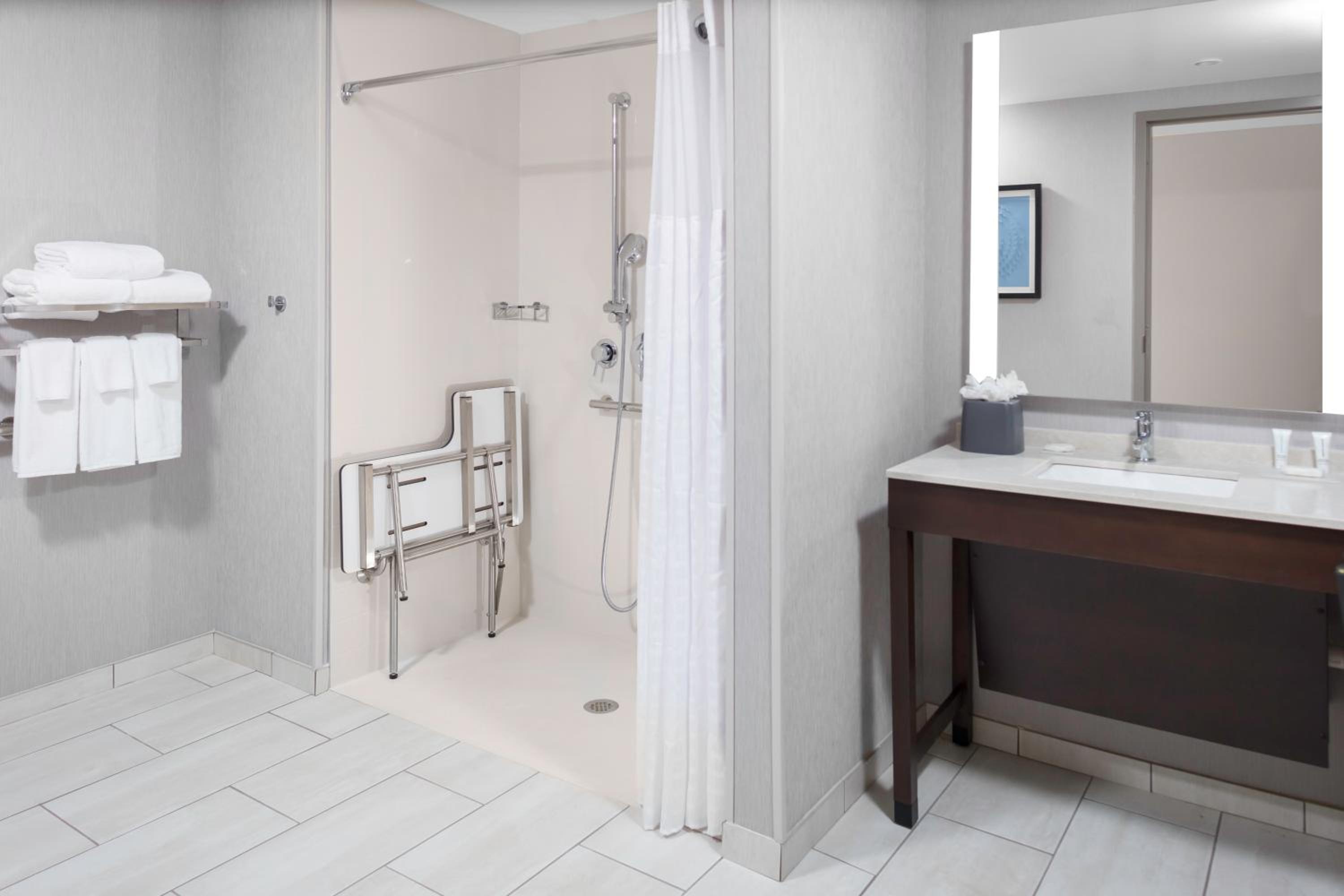 King Room with Sofa Bed and Roll-In Shower - Disability Access - Photo 5