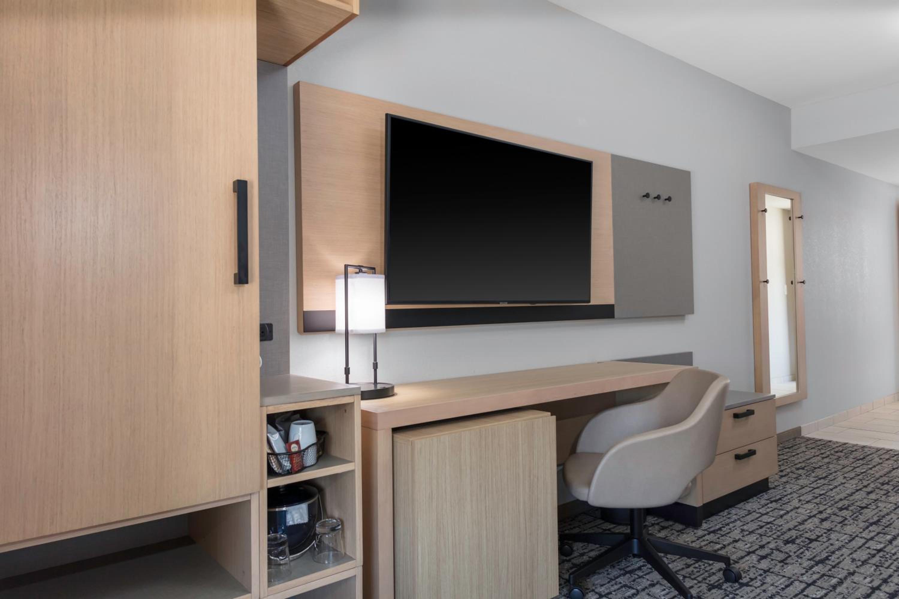 King Room with Sofa Bed - Photo 3