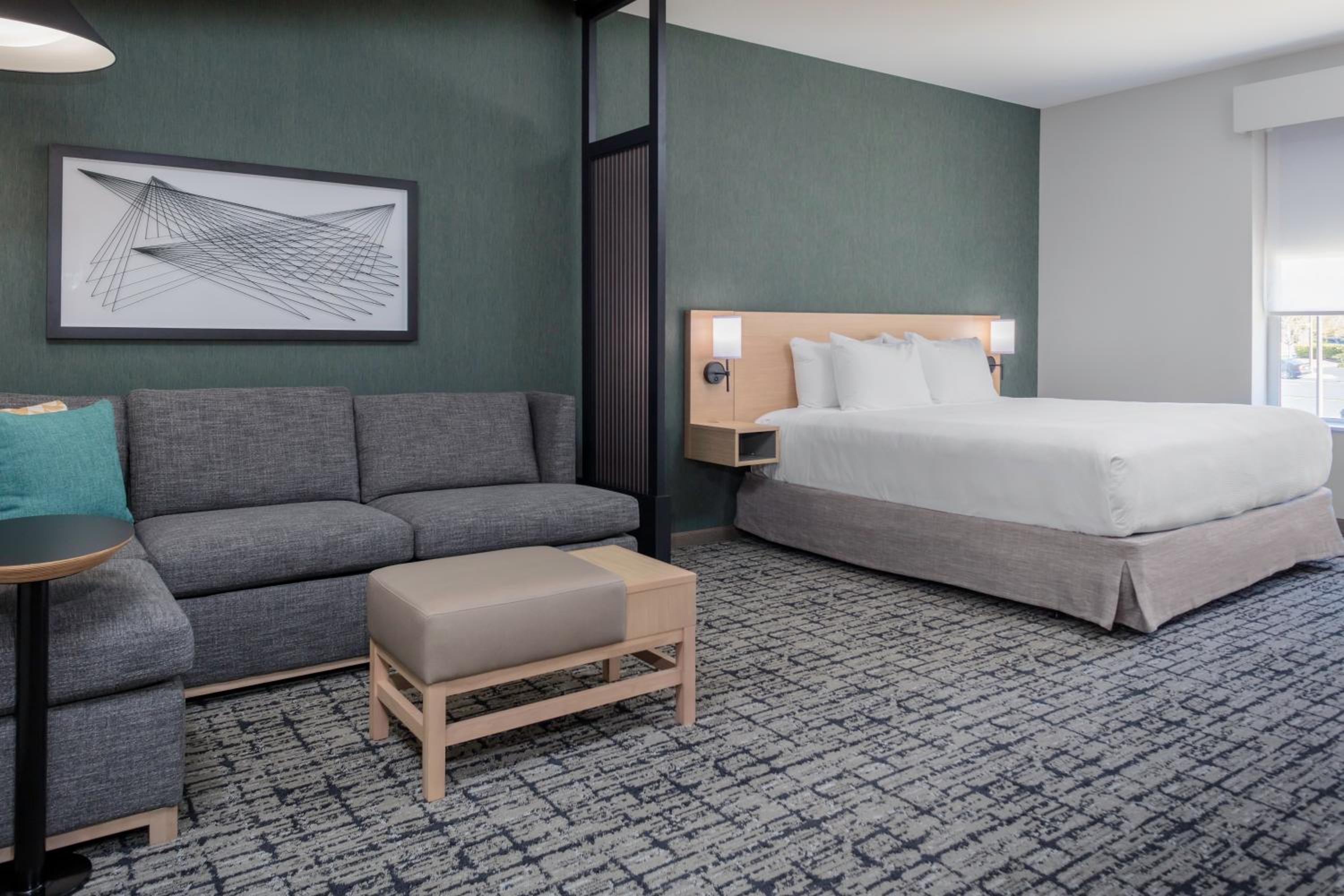 King Room with Sofa Bed - Photo 2