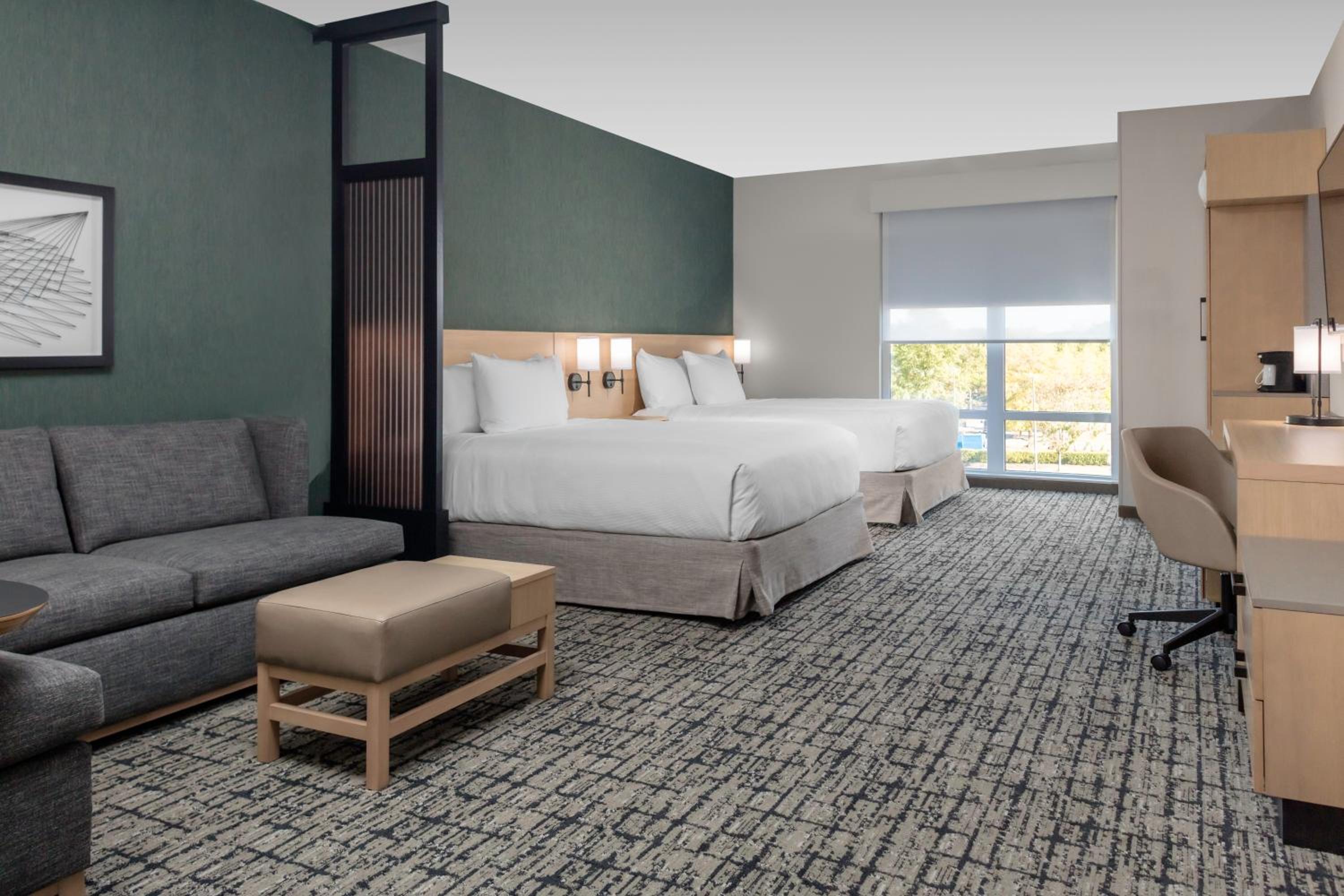 Queen Room with Two Queen Beds, Sofa Bed and Accessible Tub - Photo 4