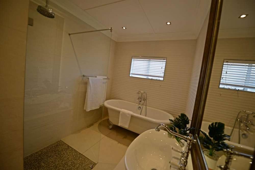 Deluxe Queen Room - Photo 4