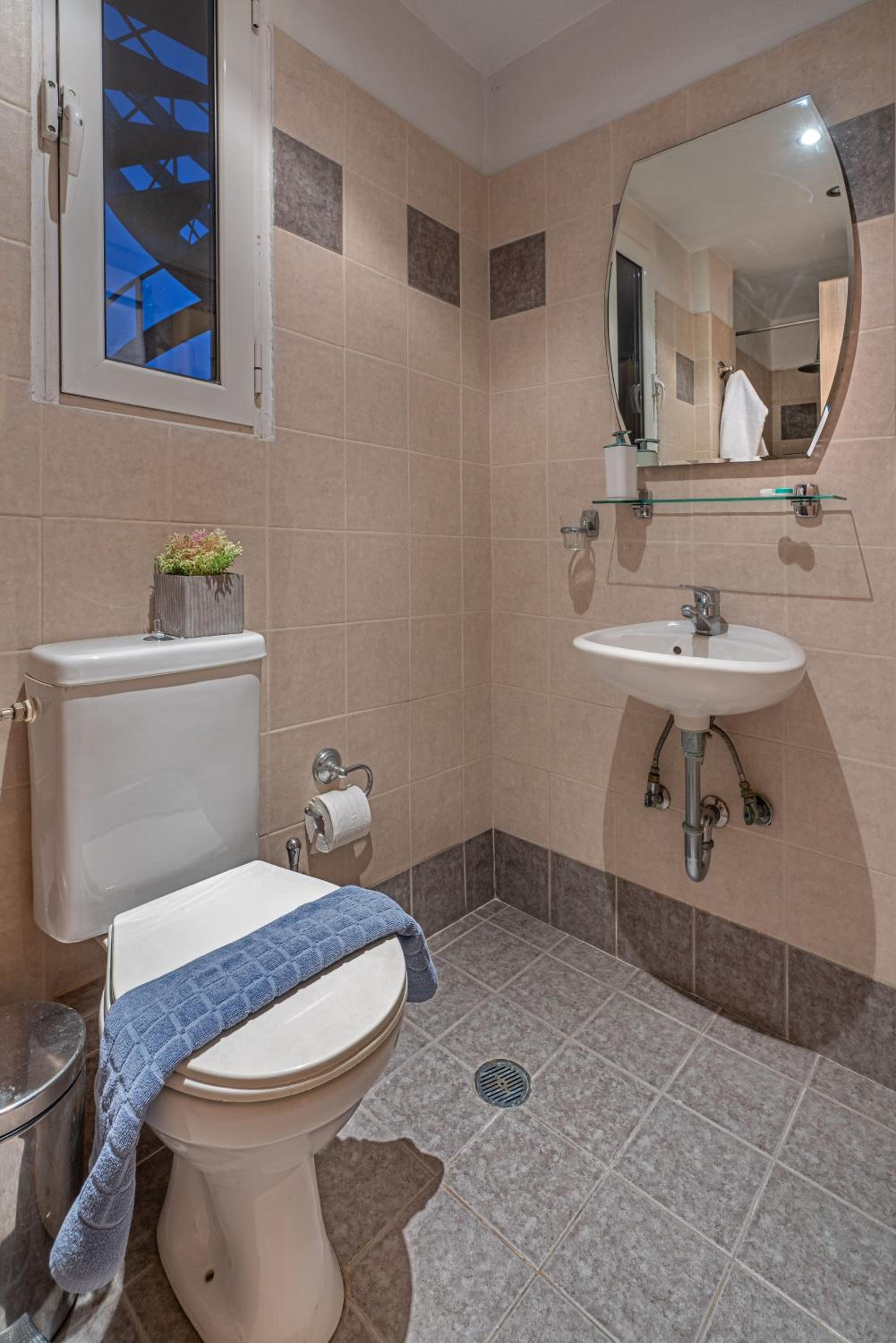 Deluxe Double Room with Window  photo 3
