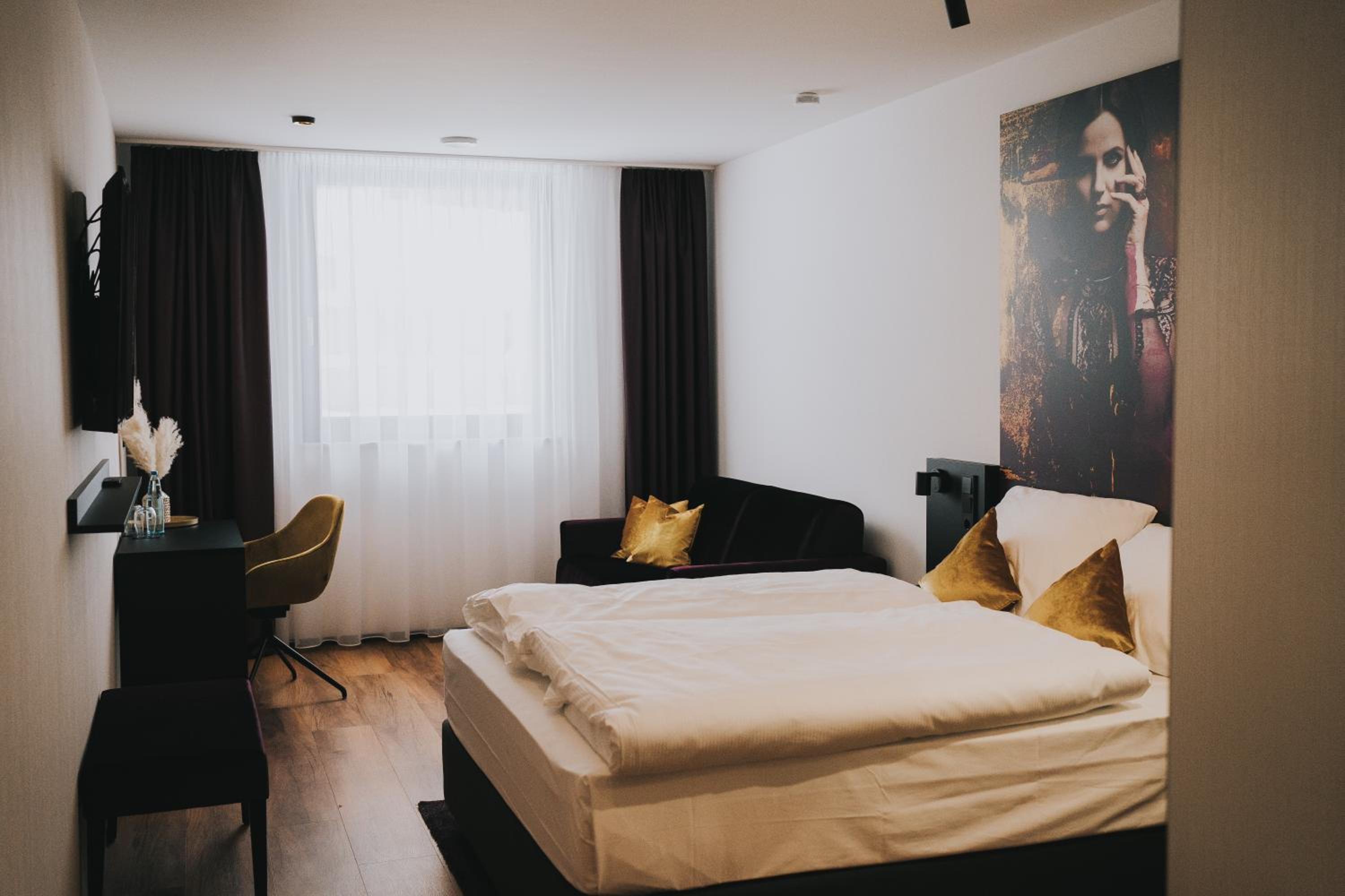 Large Double Room - Photo 3