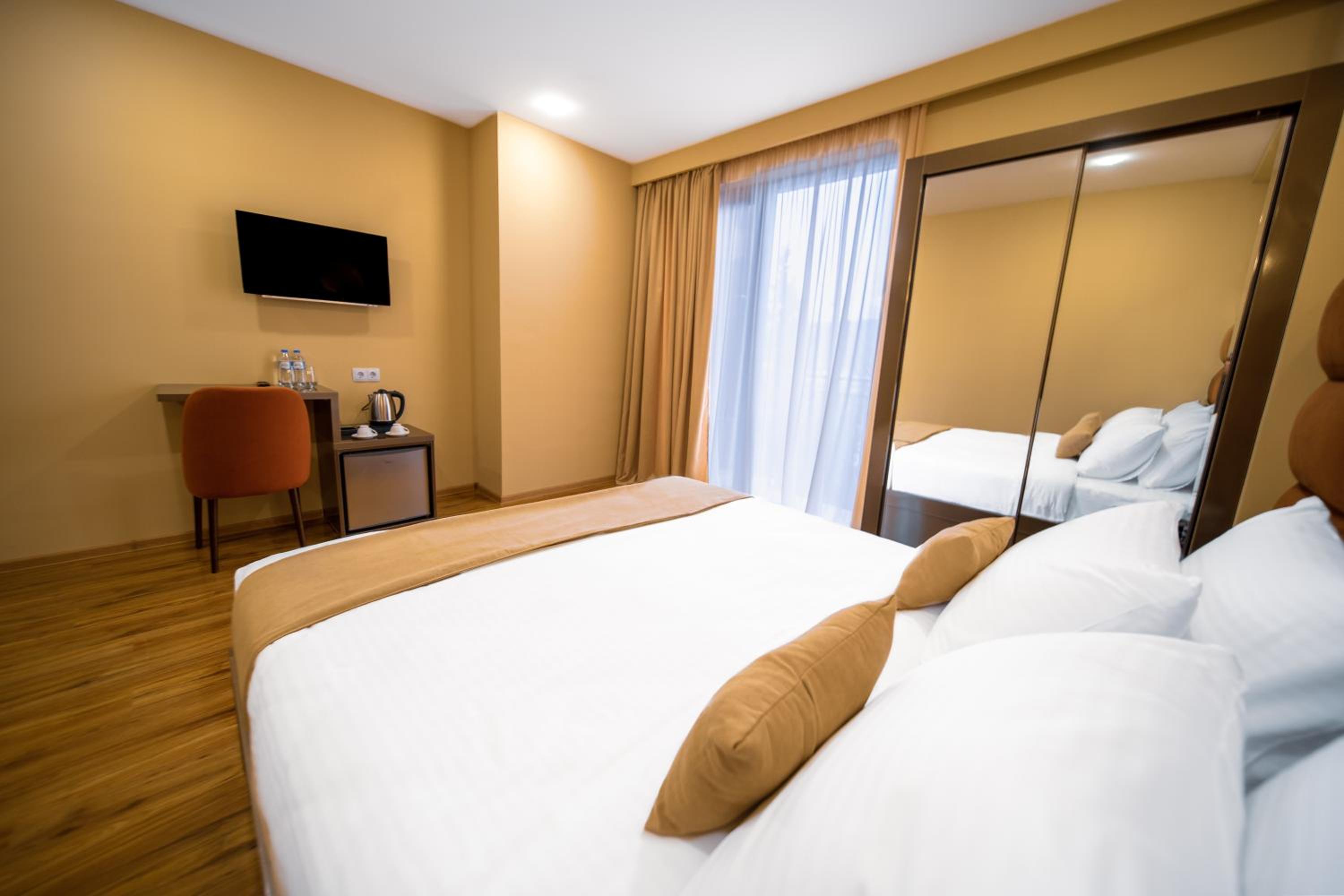 Superior Double or Twin Room with City View - Photo 5