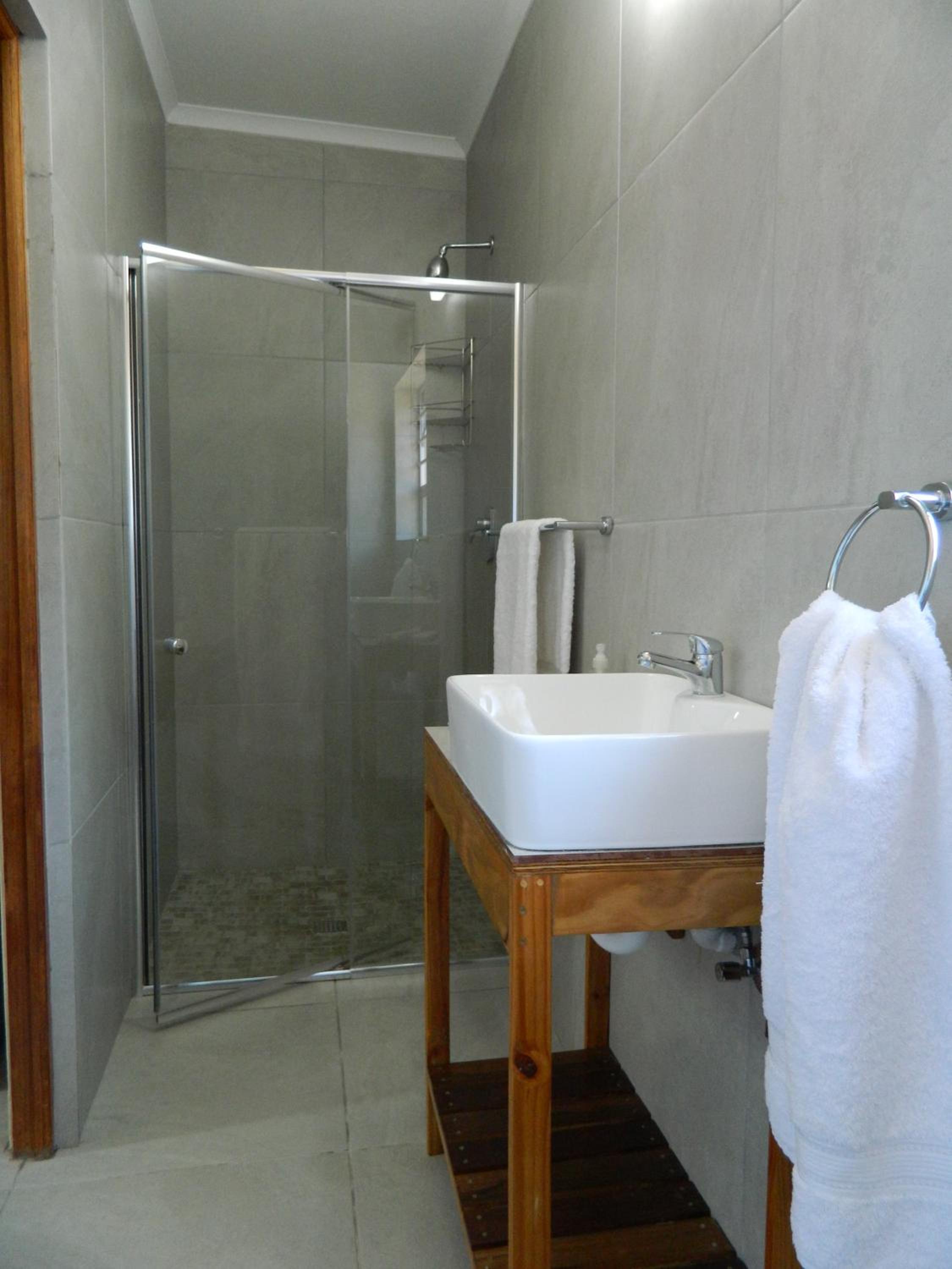 Standard Queen Room - Photo 7