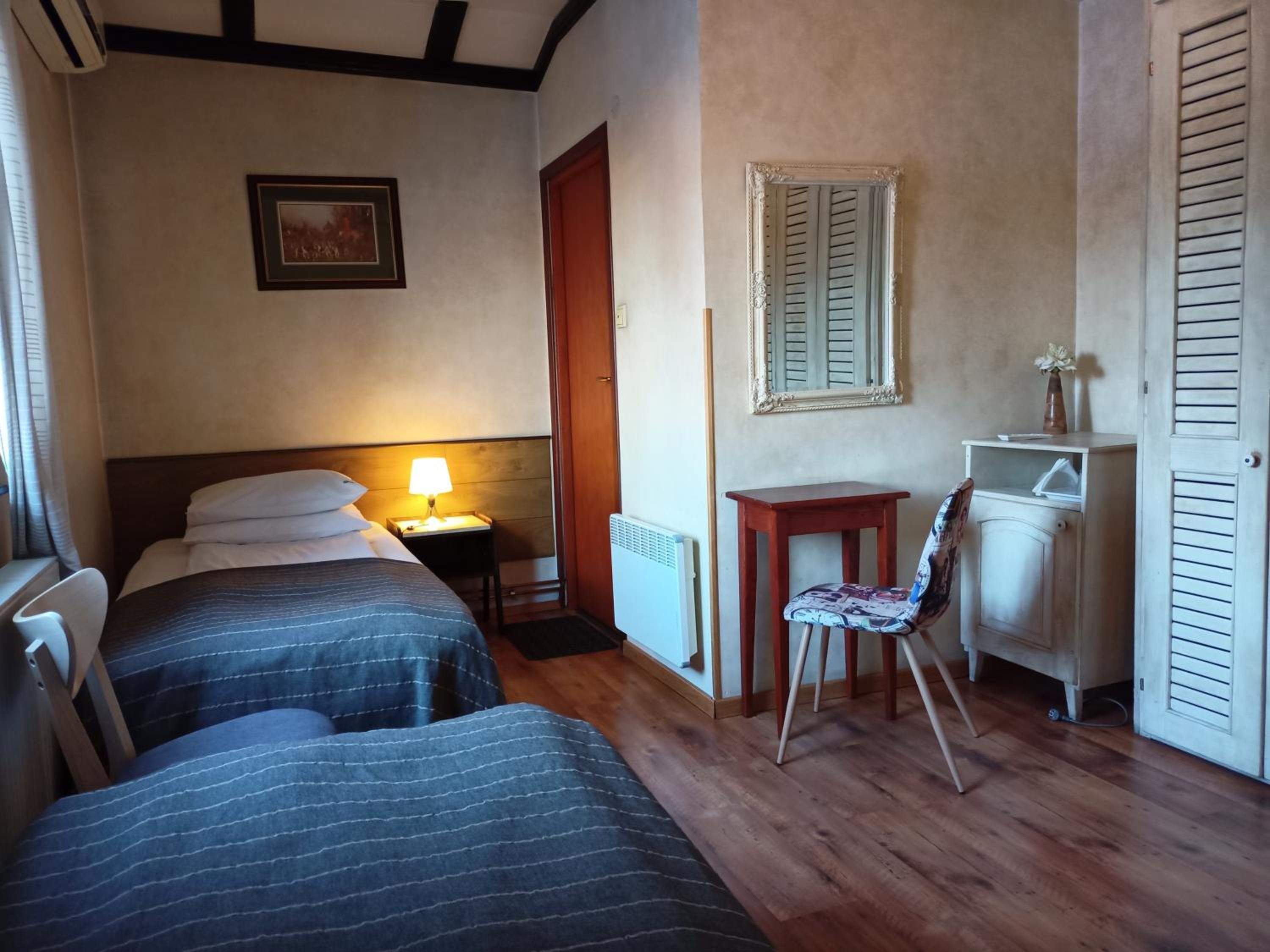 Standard Twin Room - Photo 4