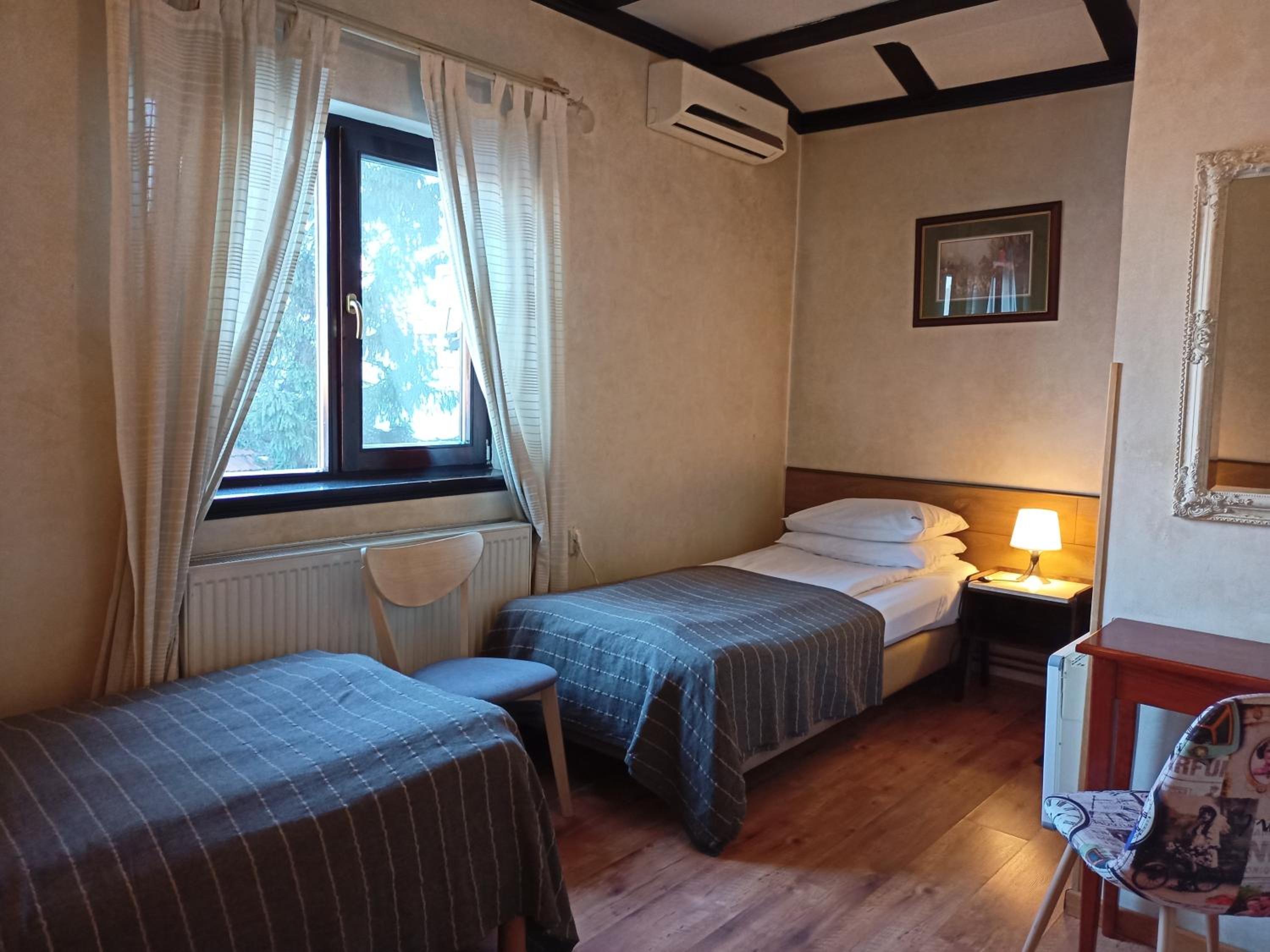 Standard Twin Room - Photo 6