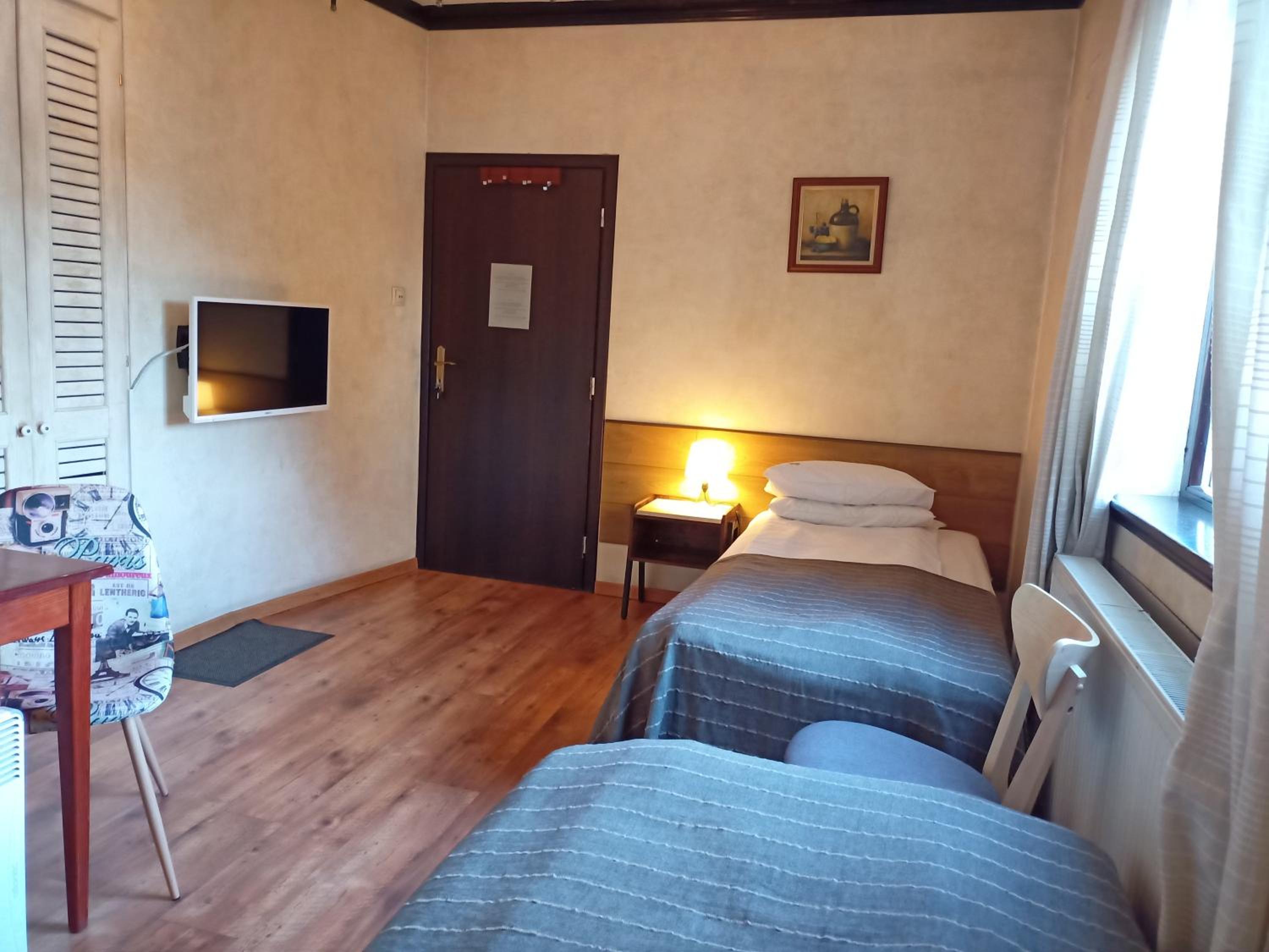 Standard Twin Room - Photo 3