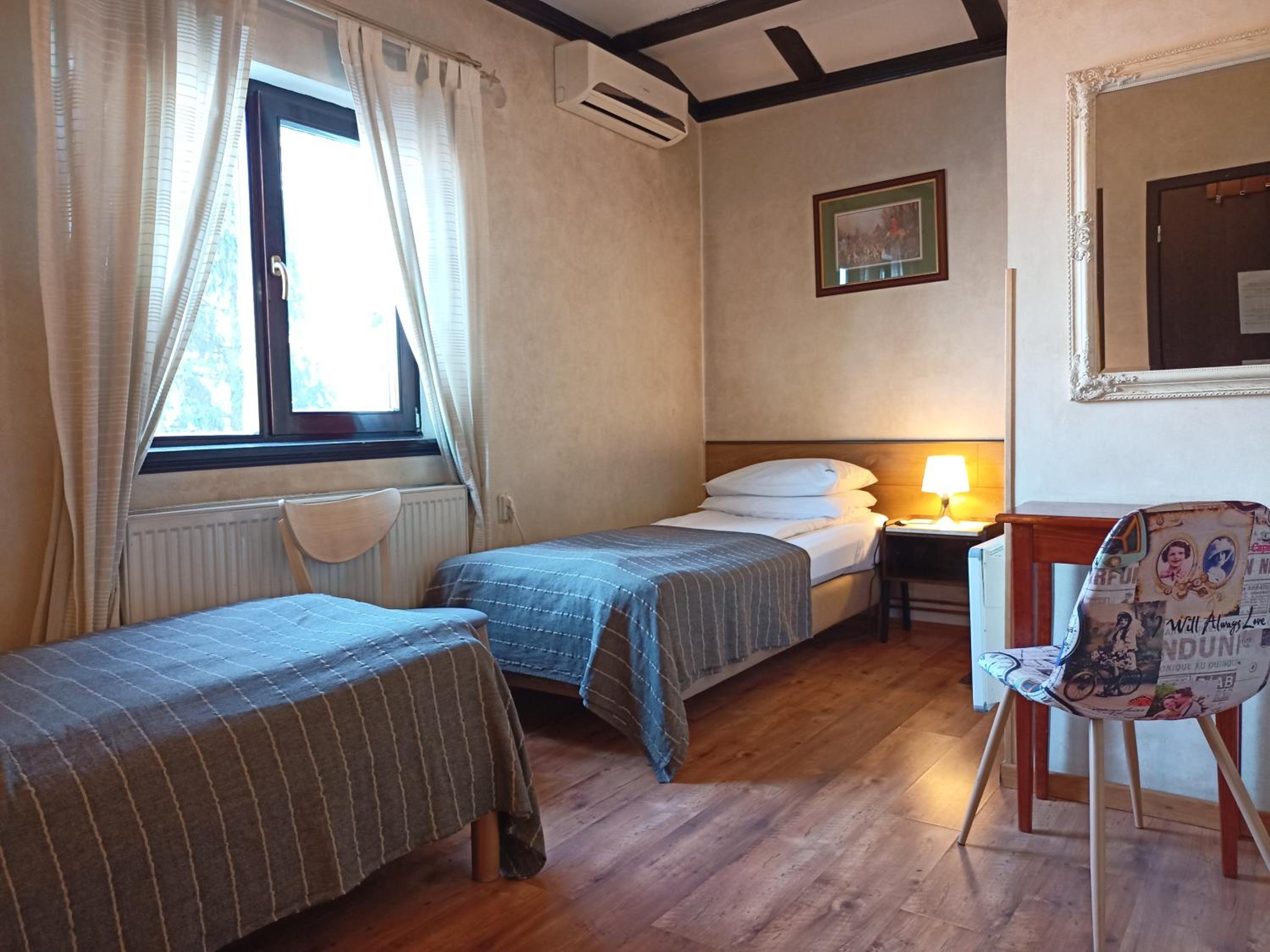 Standard Twin Room - Photo 1