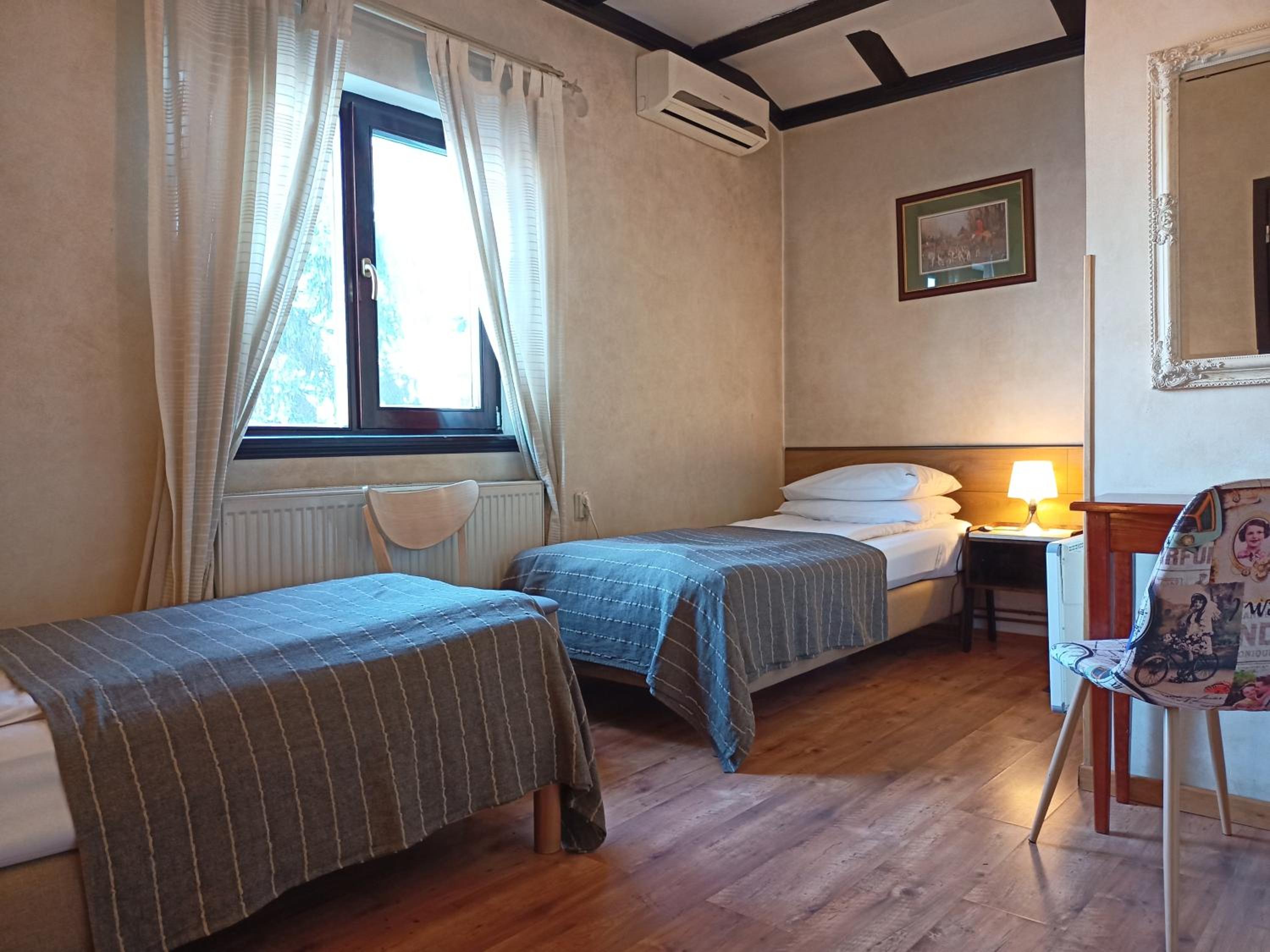 Standard Twin Room - Photo 7